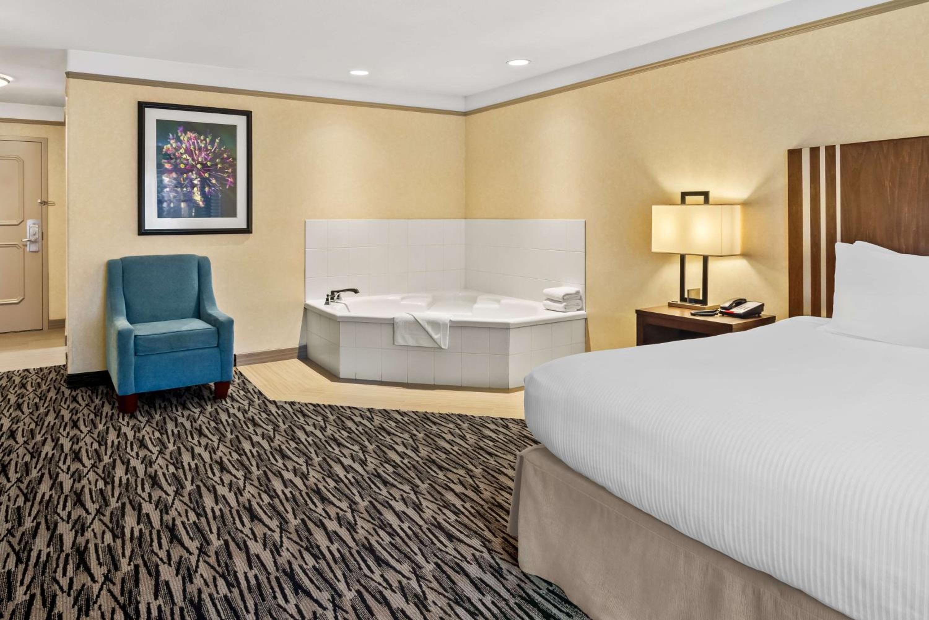 King Suite with Whirlpool - Non-Smoking