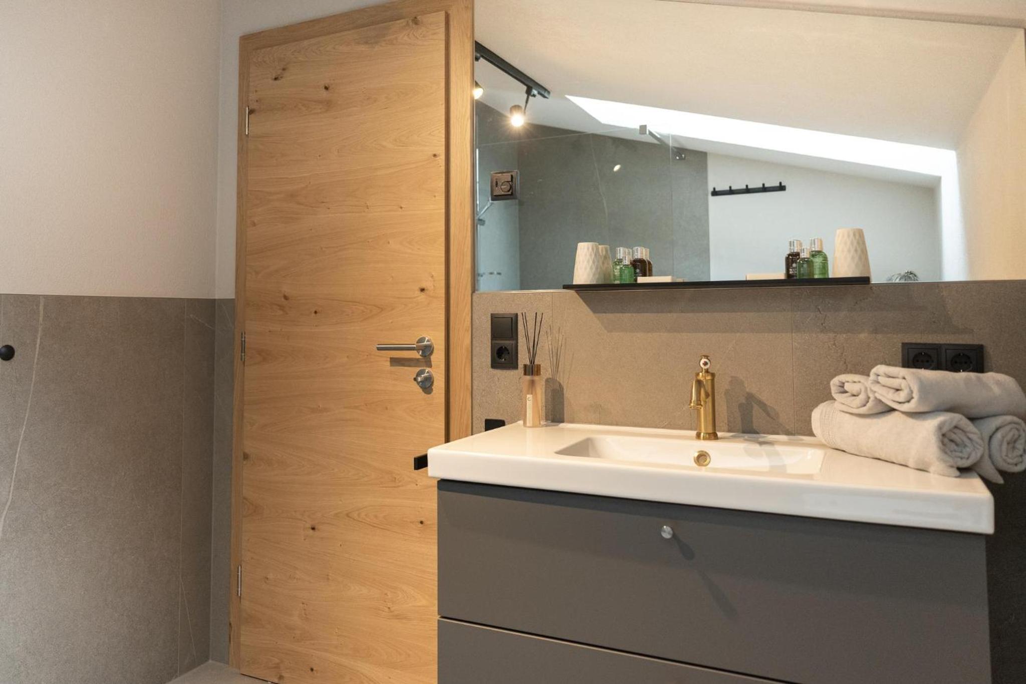 Three-Bedroom Apartment with Shower photo 3
