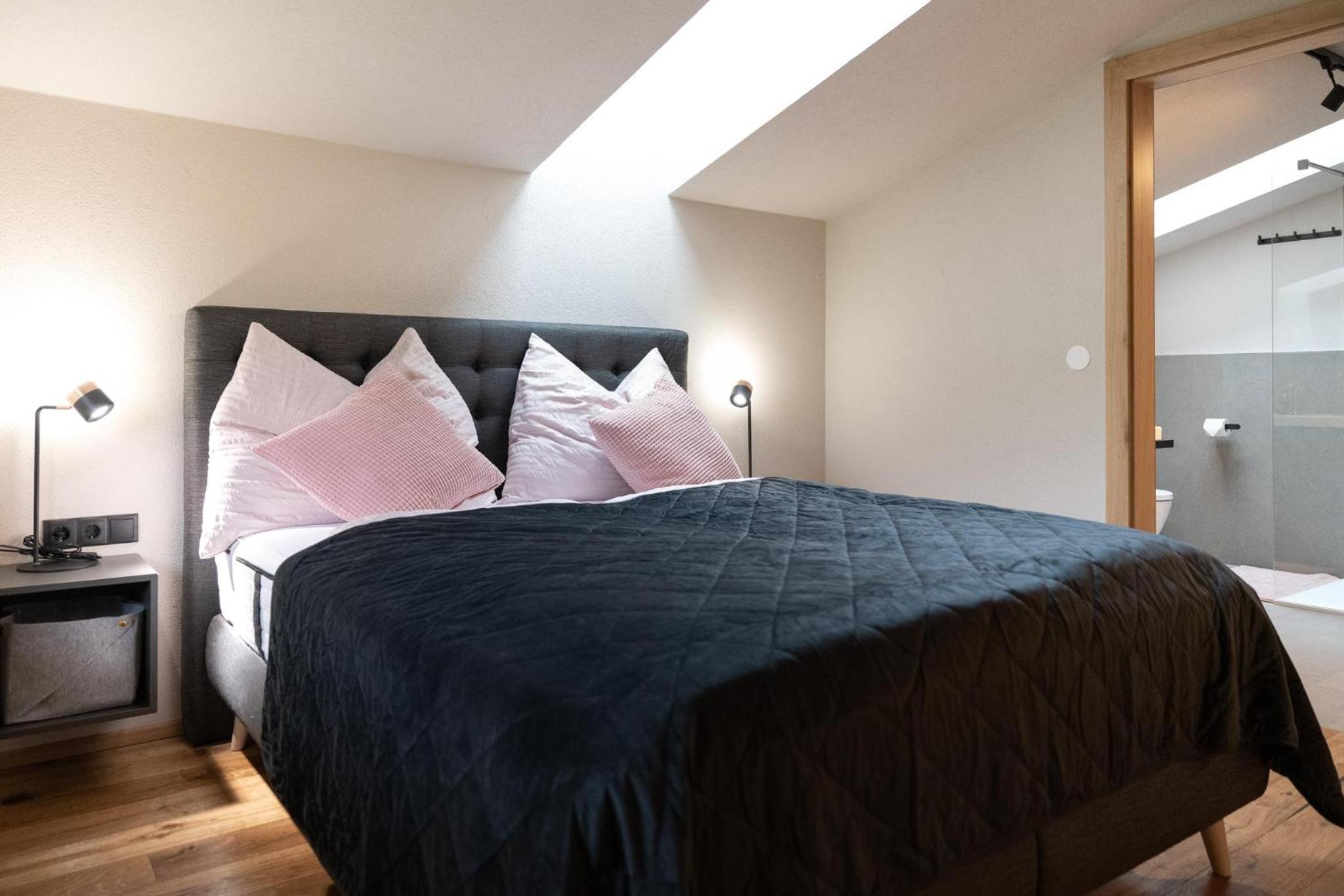 Three-Bedroom Apartment with Shower photo 2