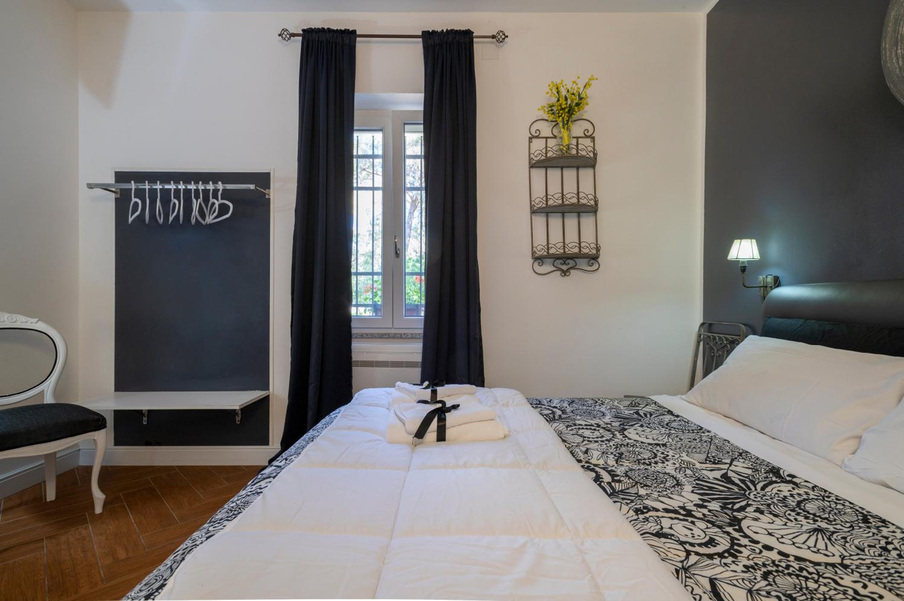 Deluxe Room - Photo 10