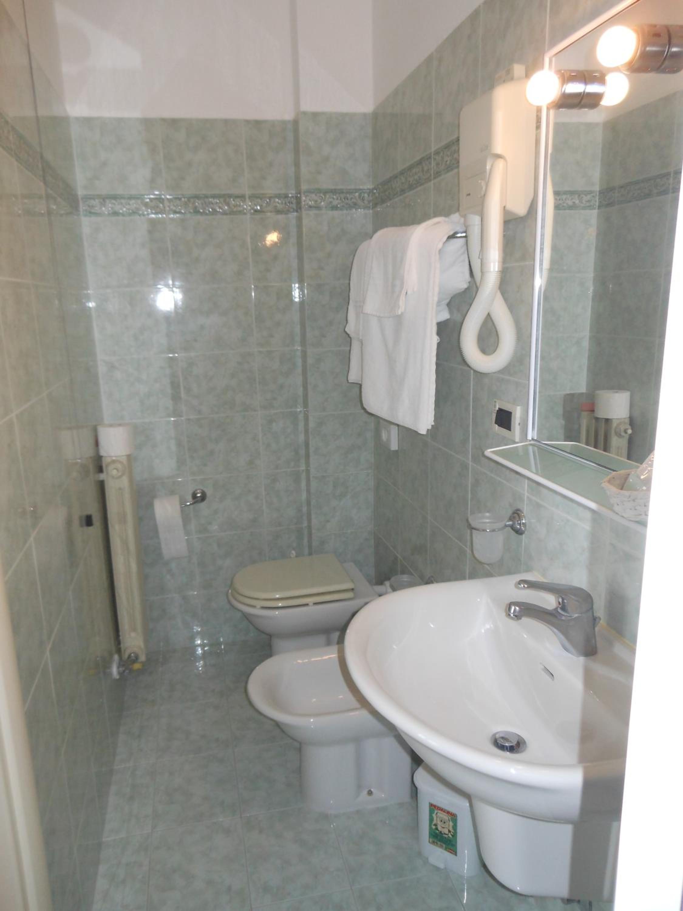 Small Double or Twin Room with Lake View photo 2
