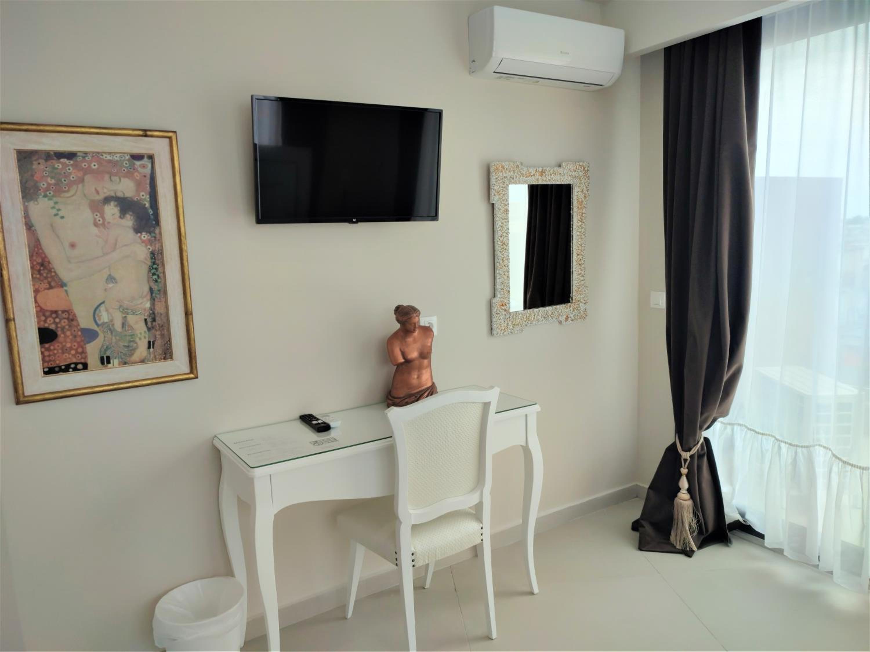 Deluxe Double Room with Balcony and Sea View - Photo 26