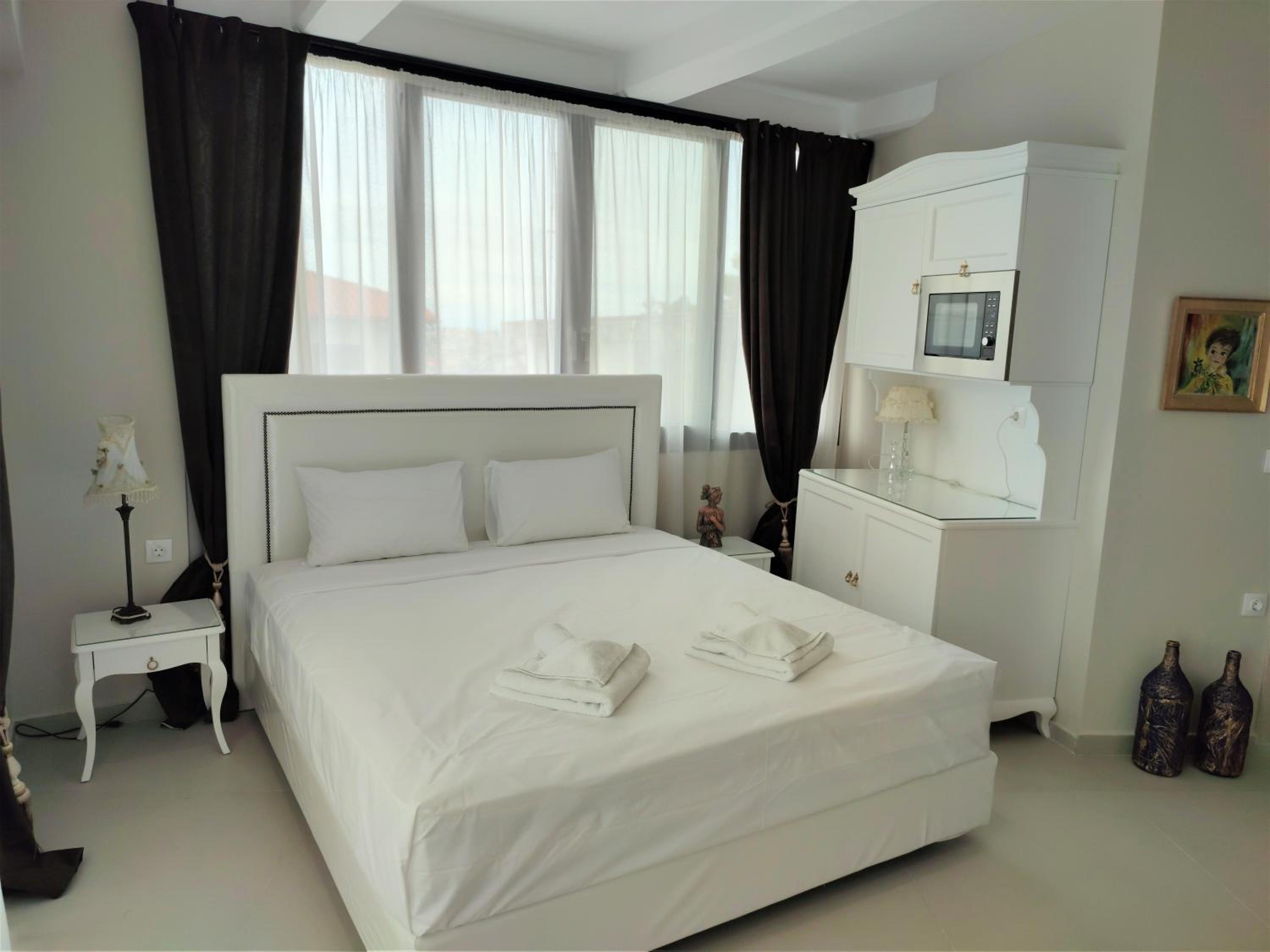 Deluxe Double Room with Balcony and Sea View - Photo 25