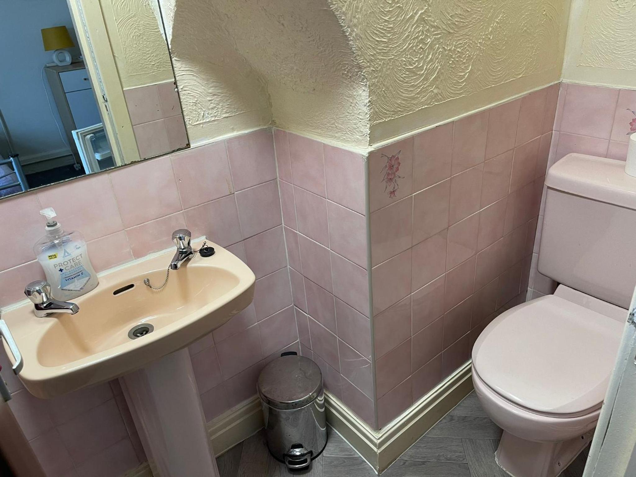 Double Room with Private Bathroom - Photo 3