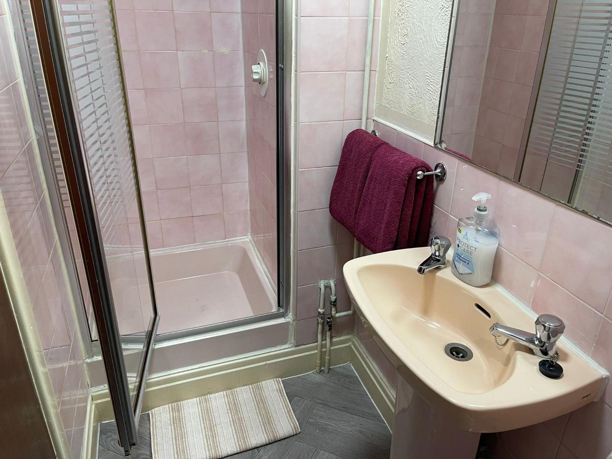 Double Room with Private Bathroom - Photo 2