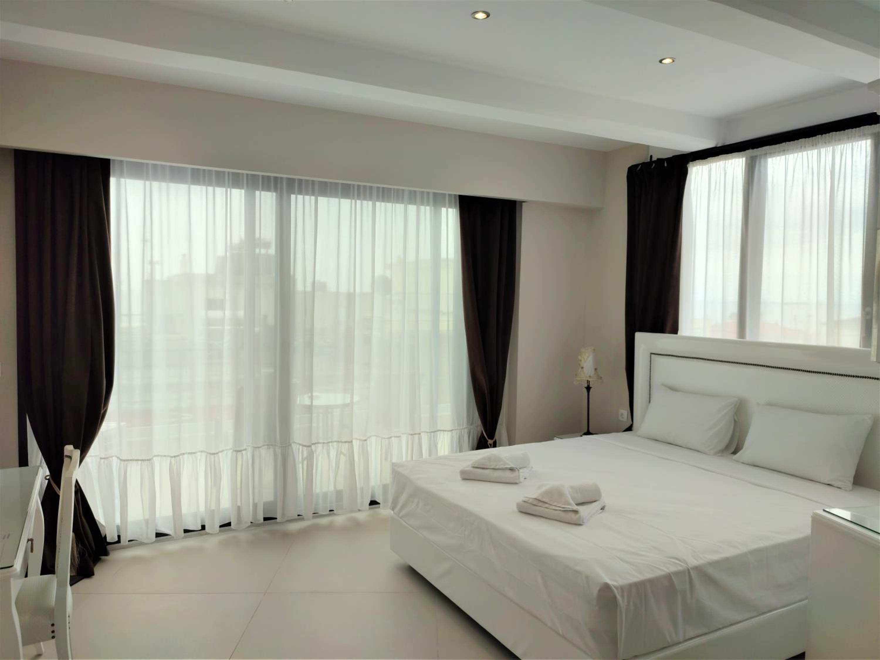 Deluxe Double Room with Balcony and Sea View - Photo 27
