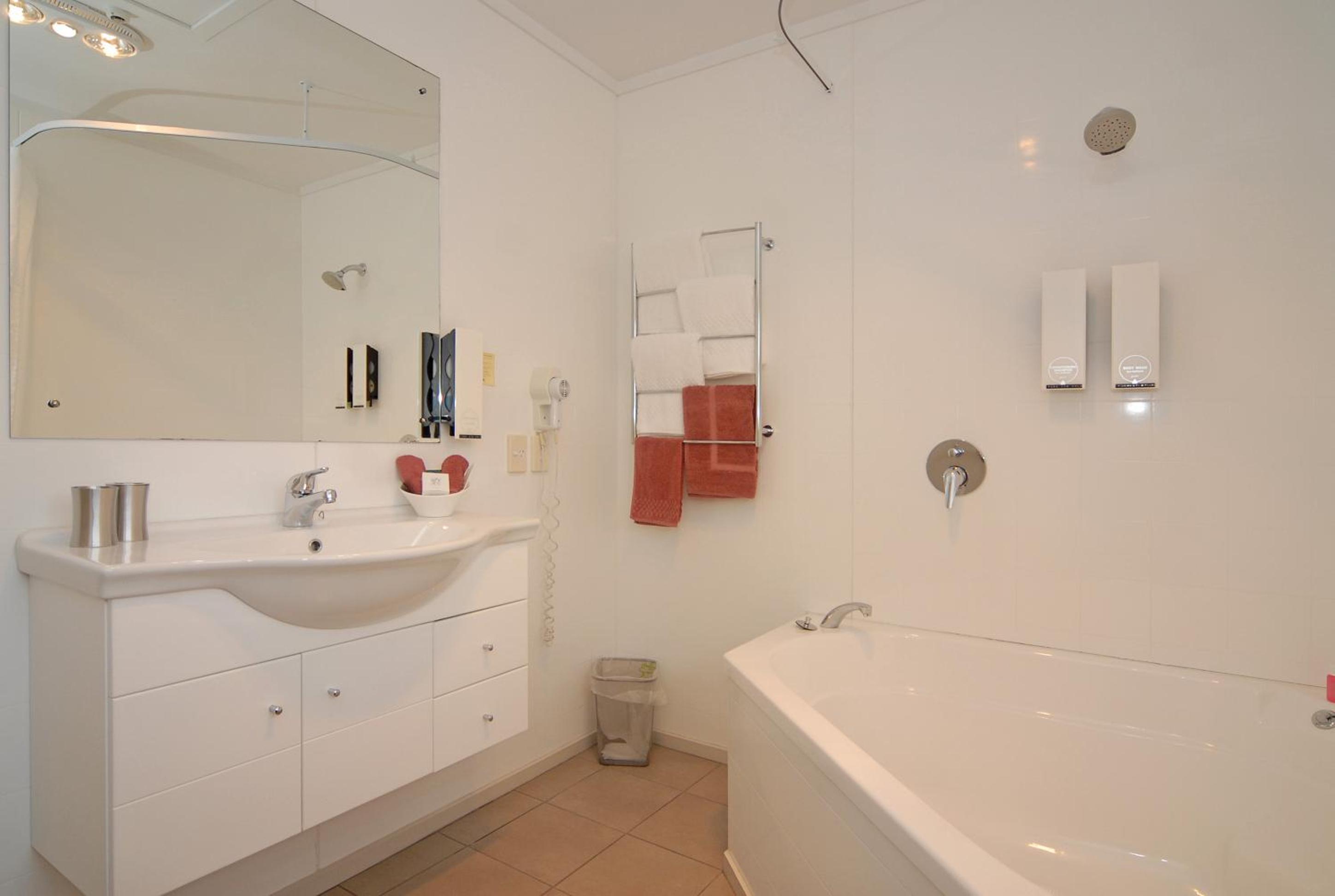 Deluxe King Suite - Photo 2