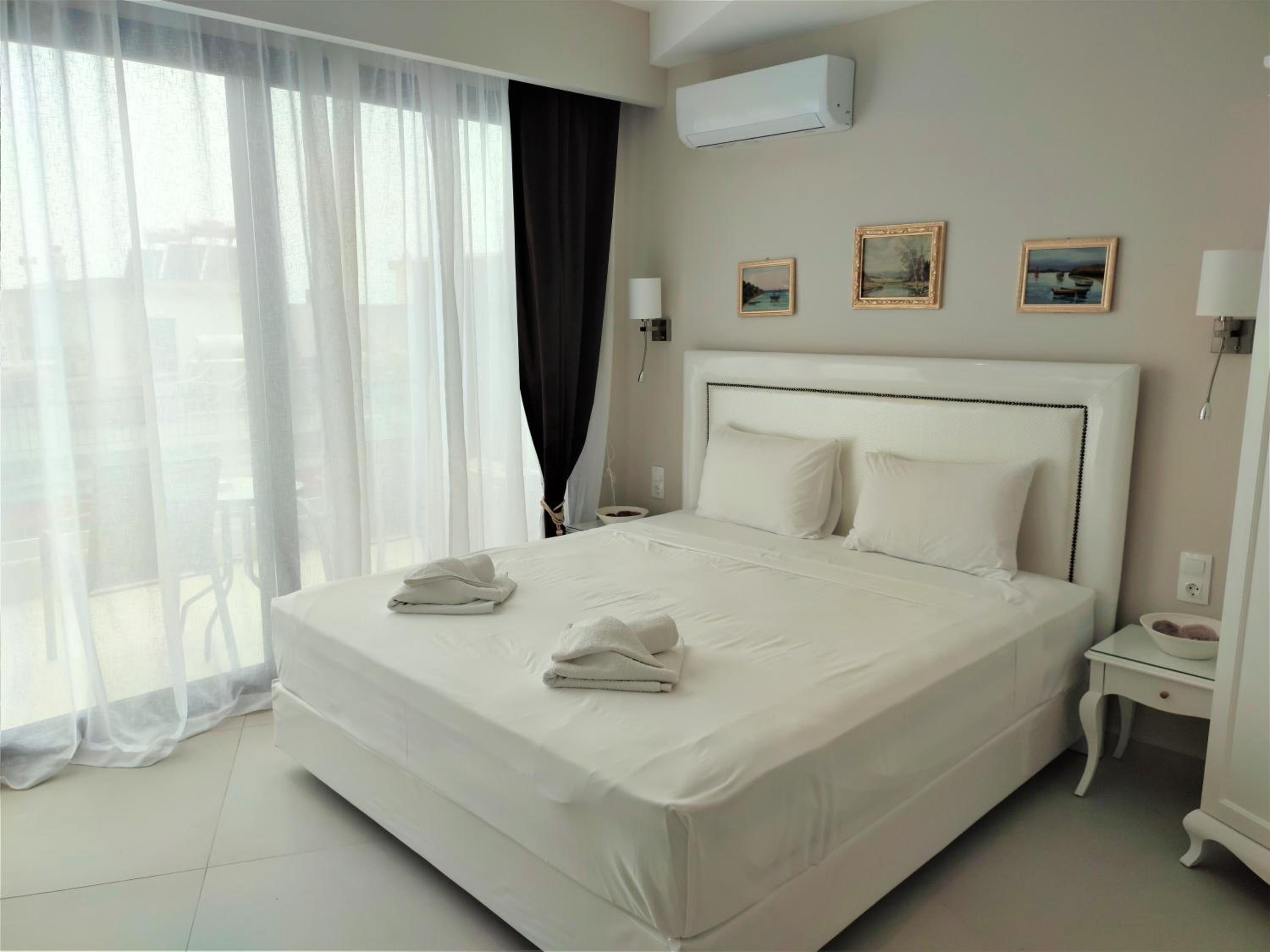 Deluxe Double Room with Balcony and Sea View - Photo 31