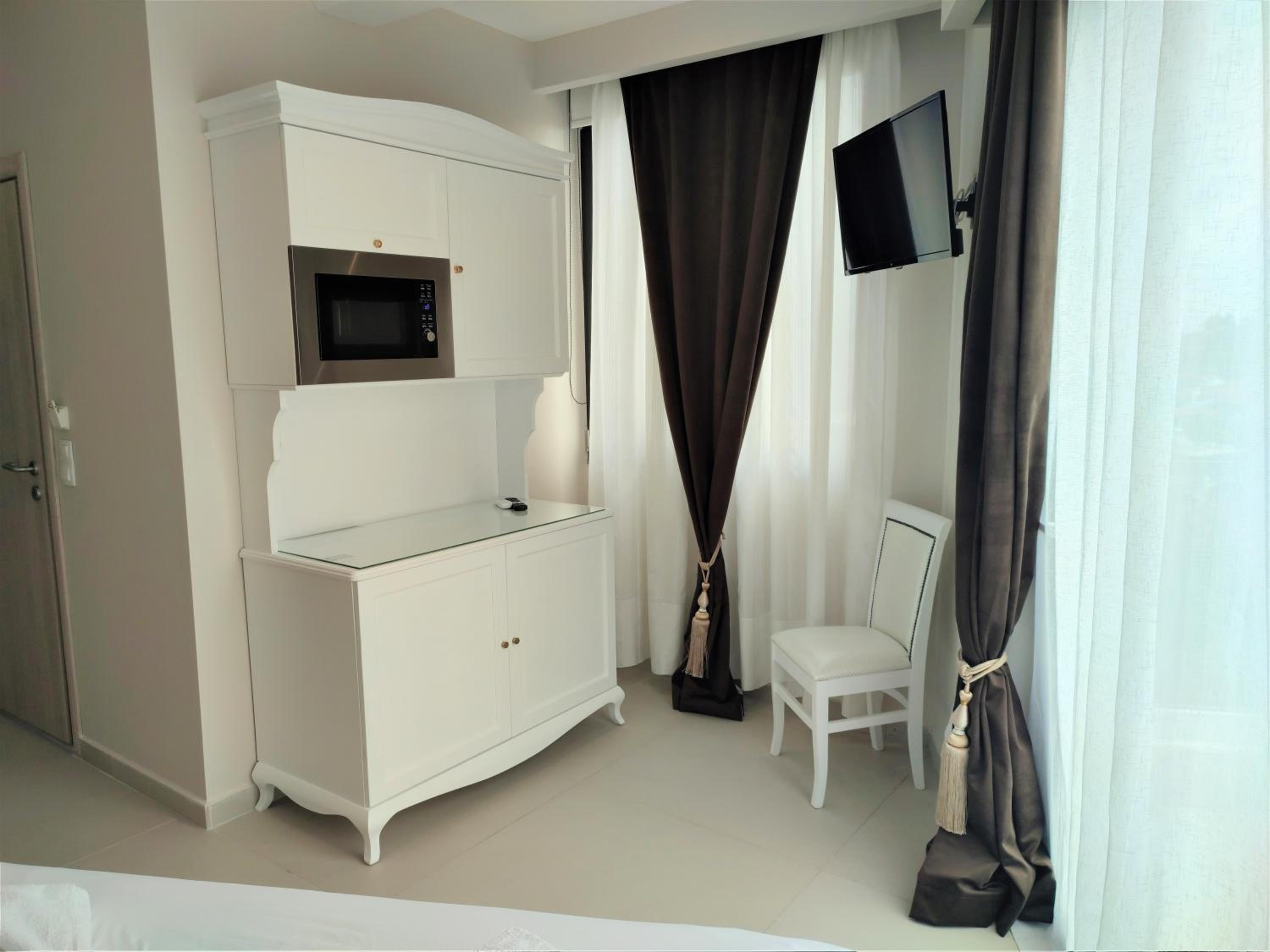 Deluxe Double Room with Balcony and Sea View - Photo 30
