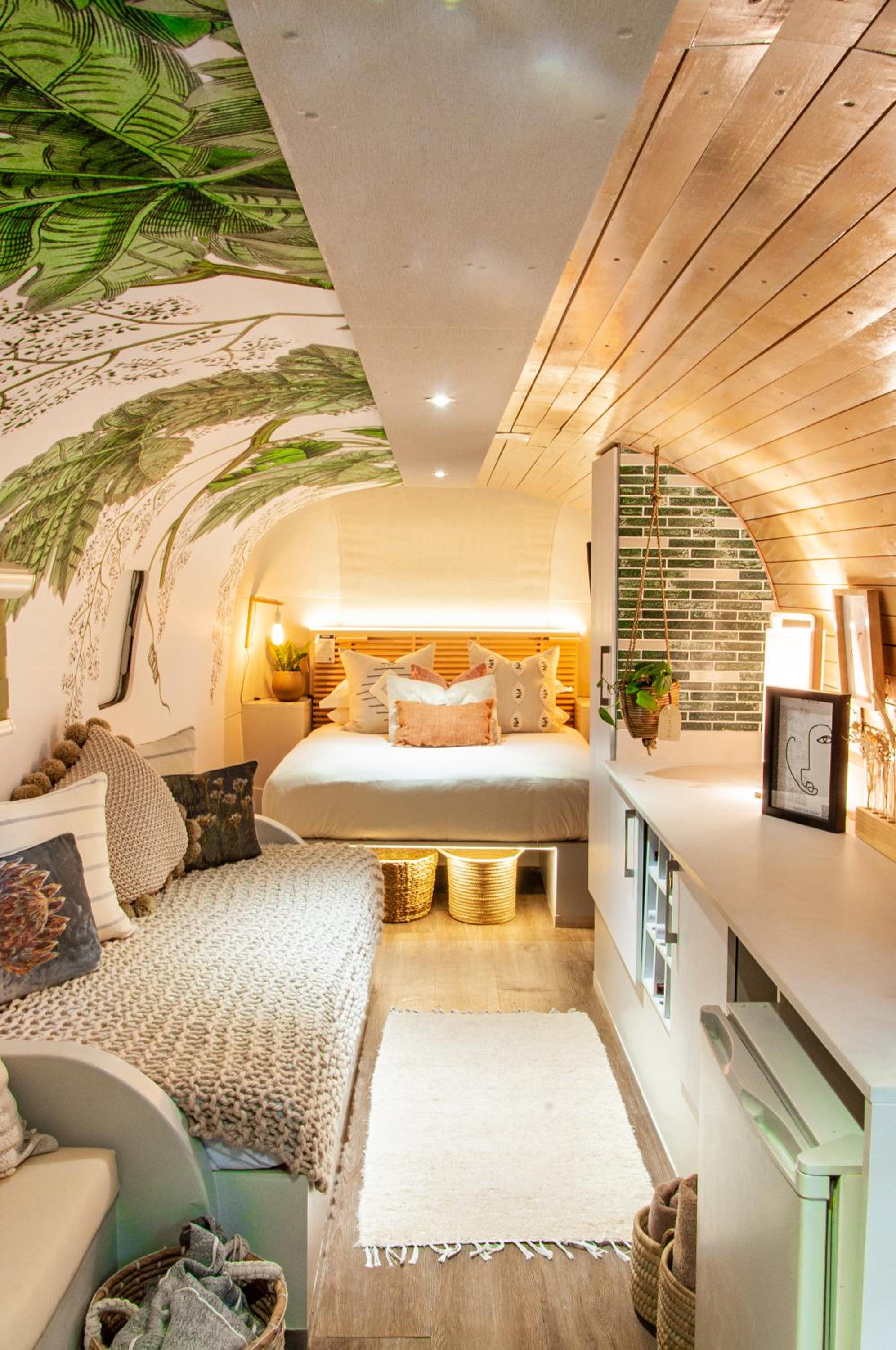 Airstream Trailer Suite - Photo 3