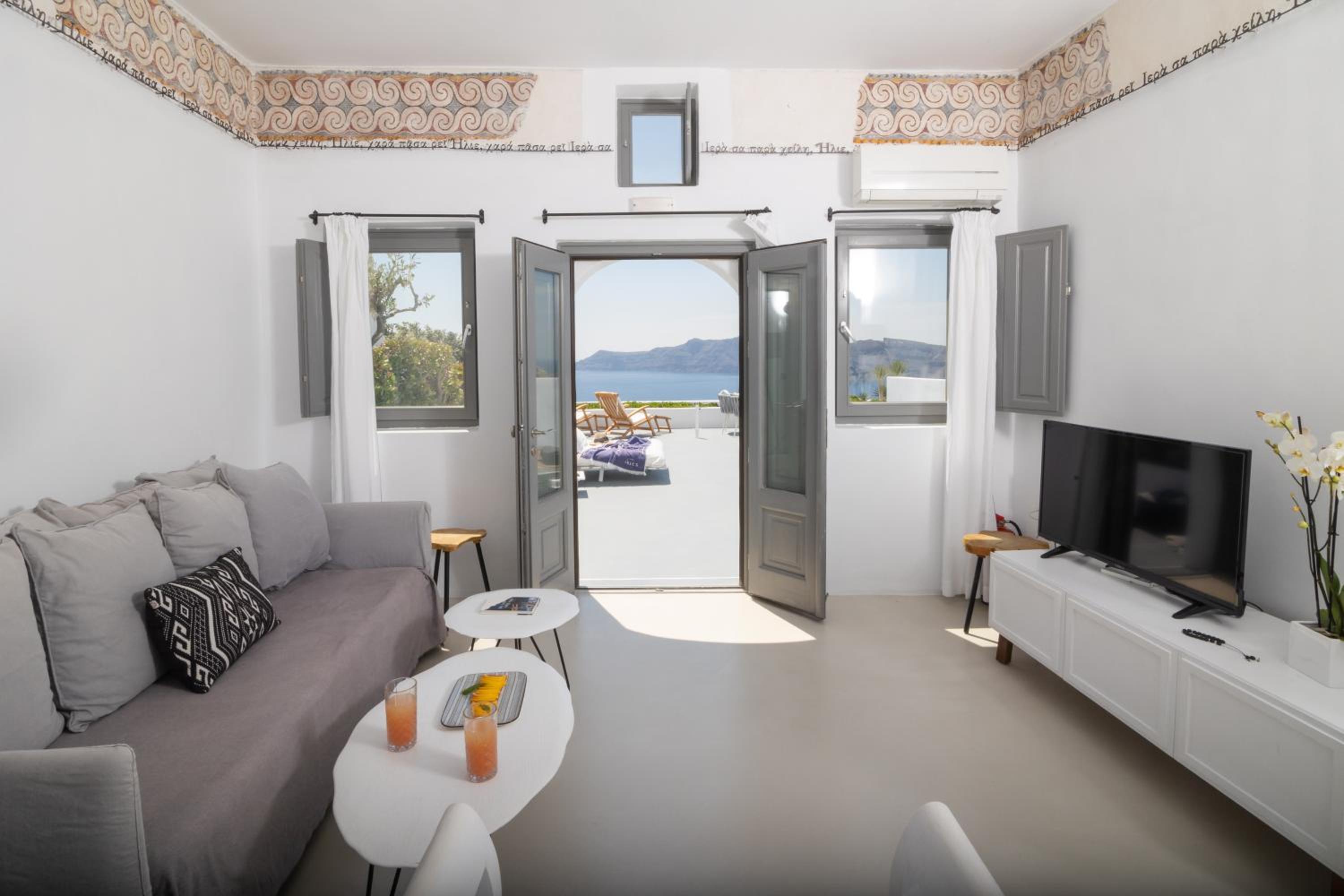 The Antiquarian's Suite with Hot Tub & Caldera View photo 2