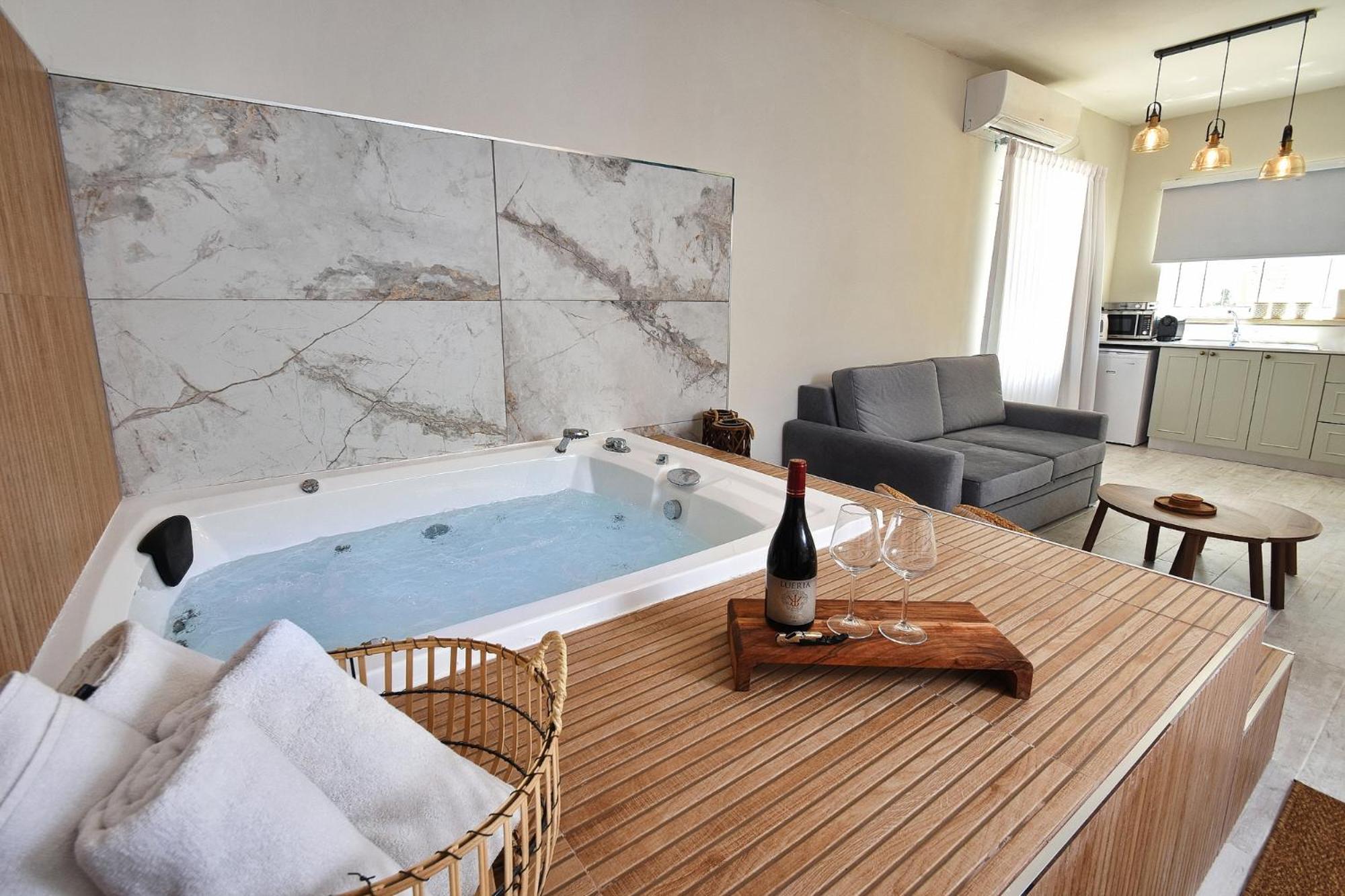 Double Room with Pool View - Photo 9