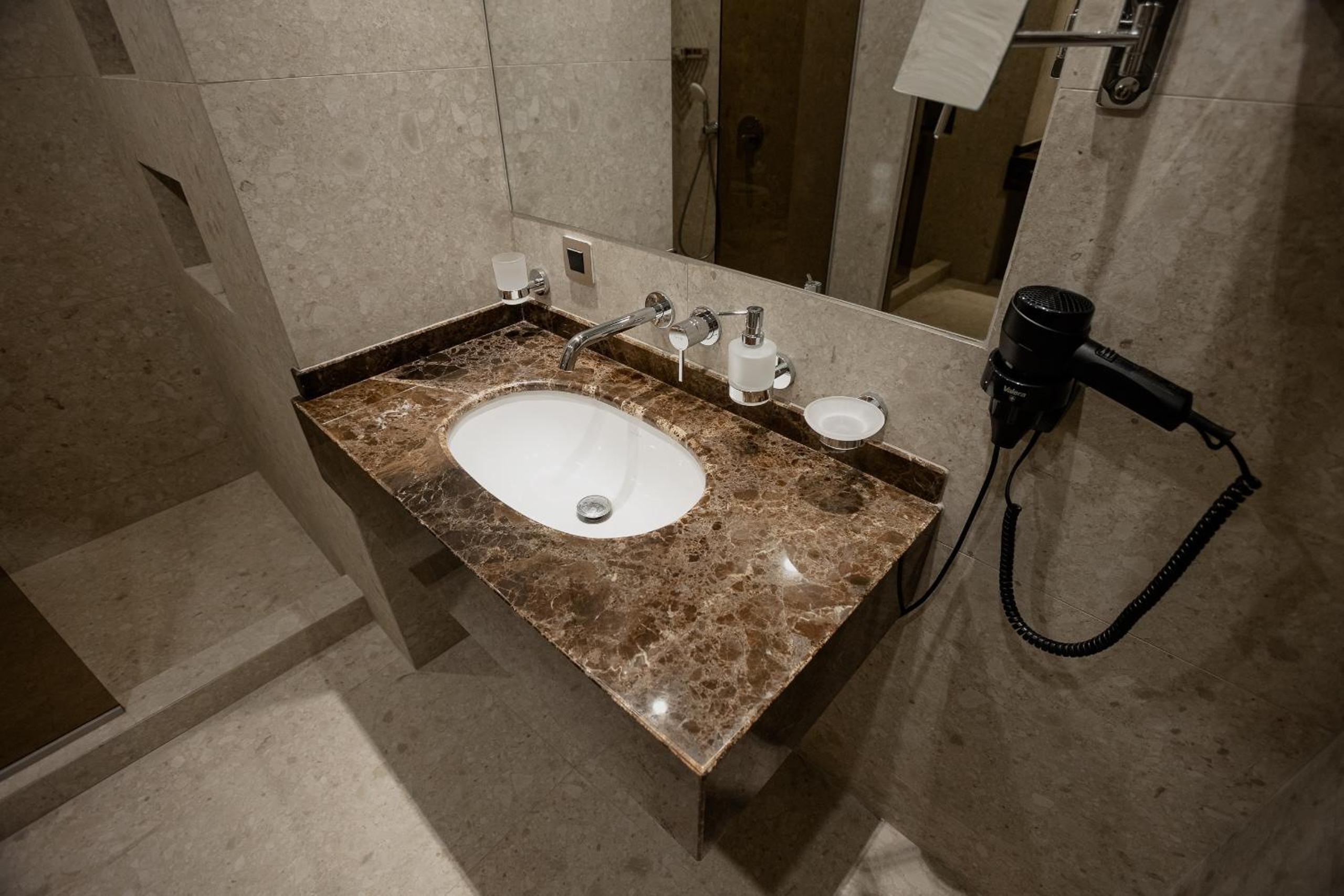 Superior King Suite photo 2
