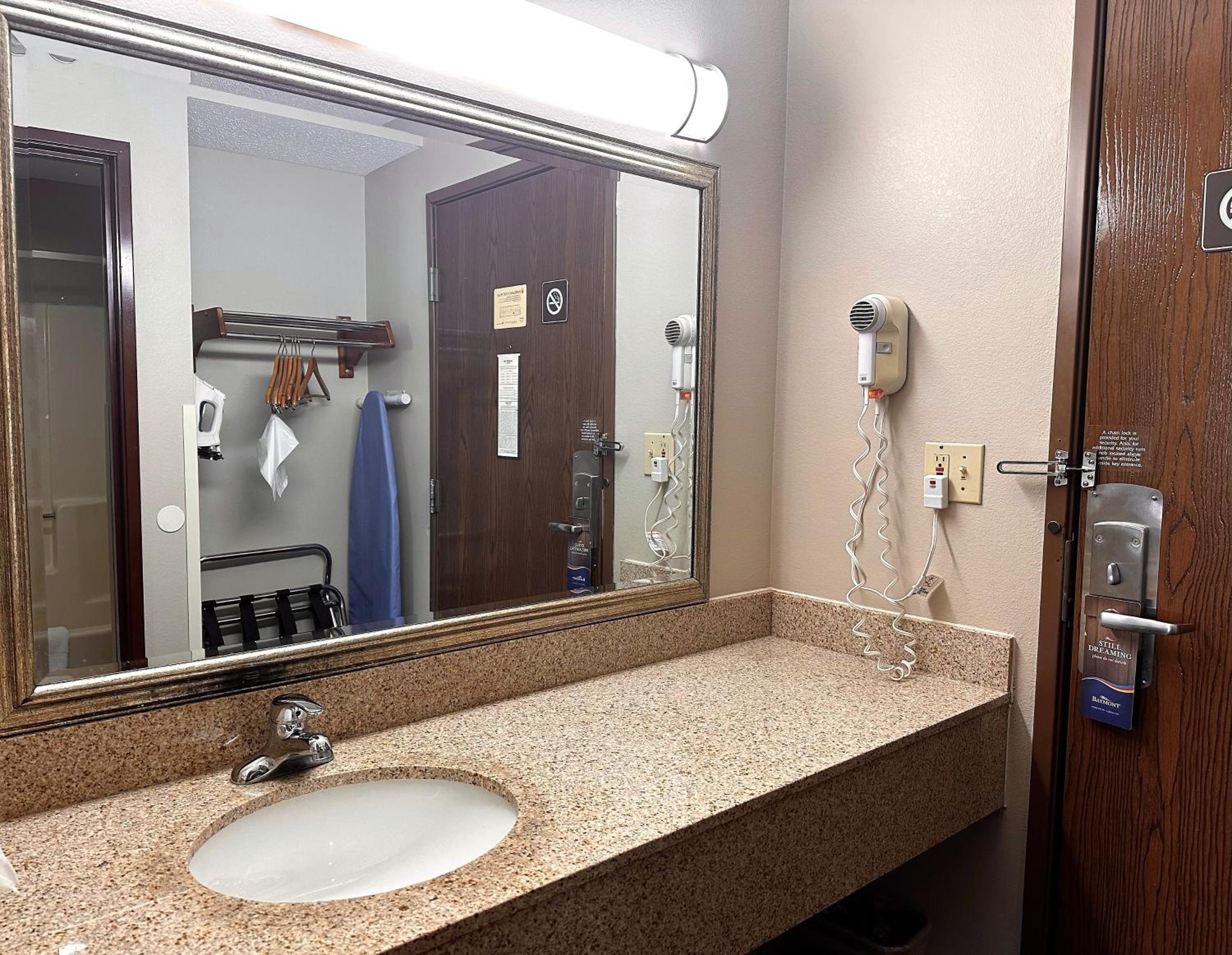King Room - Non-Smoking - Photo 6