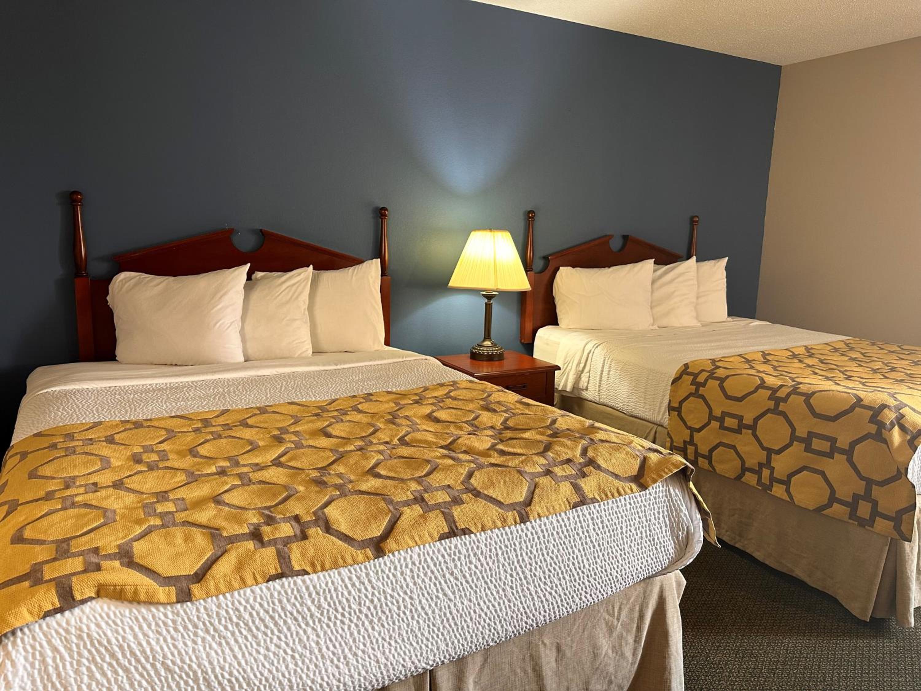 Queen Room with Two Queen Beds - Non-Smoking - Photo 1