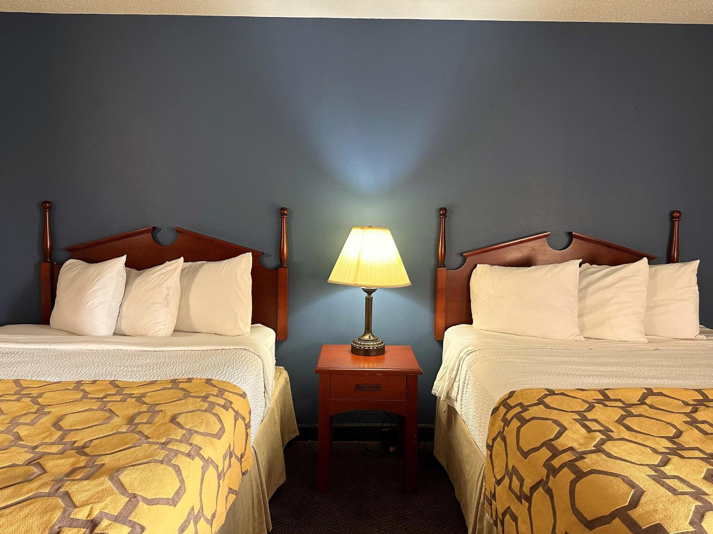 Queen Room with Two Queen Beds - Non-Smoking - Photo 2