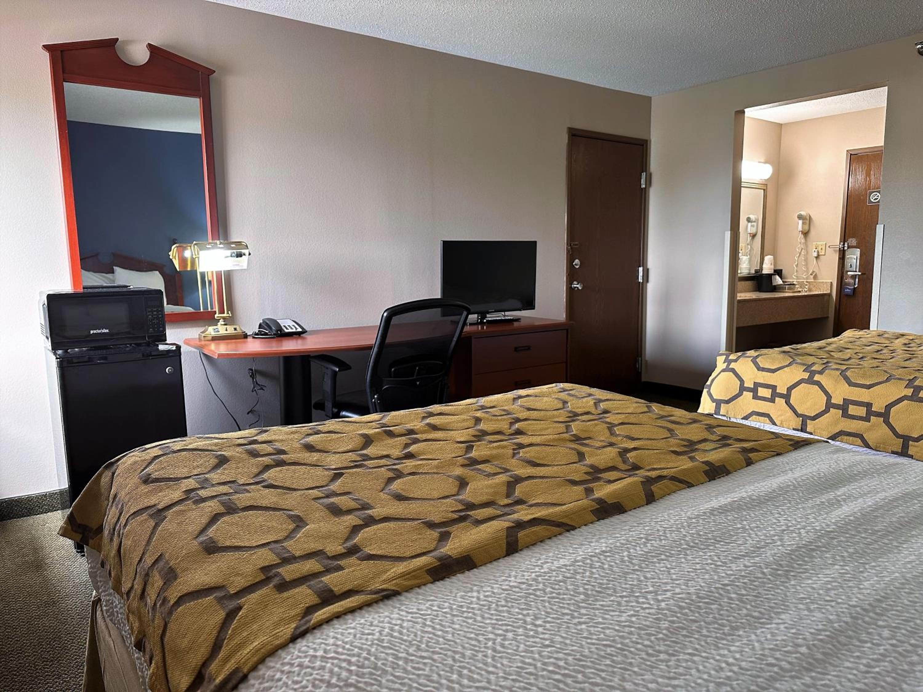 Queen Room with Two Queen Beds - Non-Smoking - Photo 4