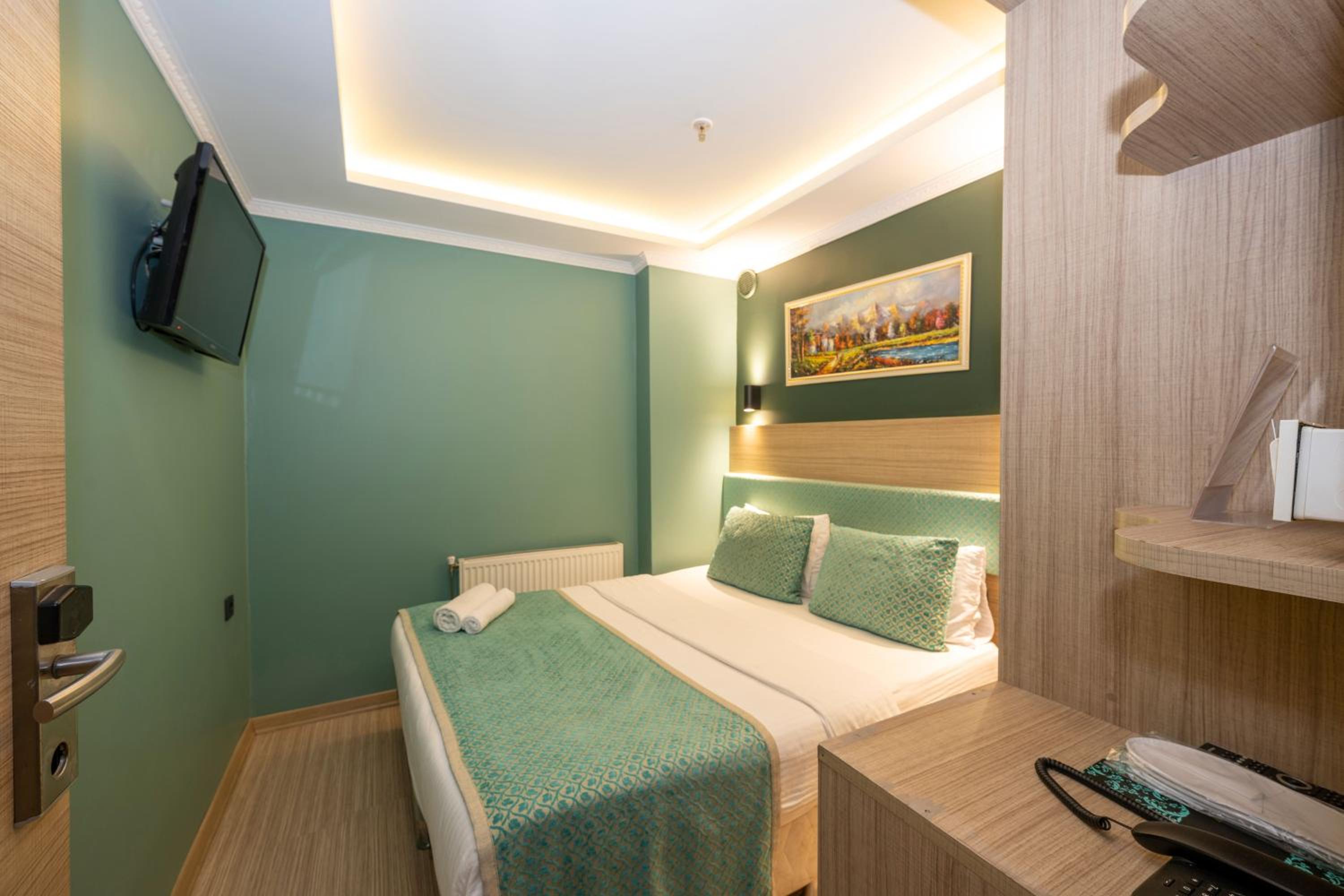 Economic Double Room - No Window photo 2