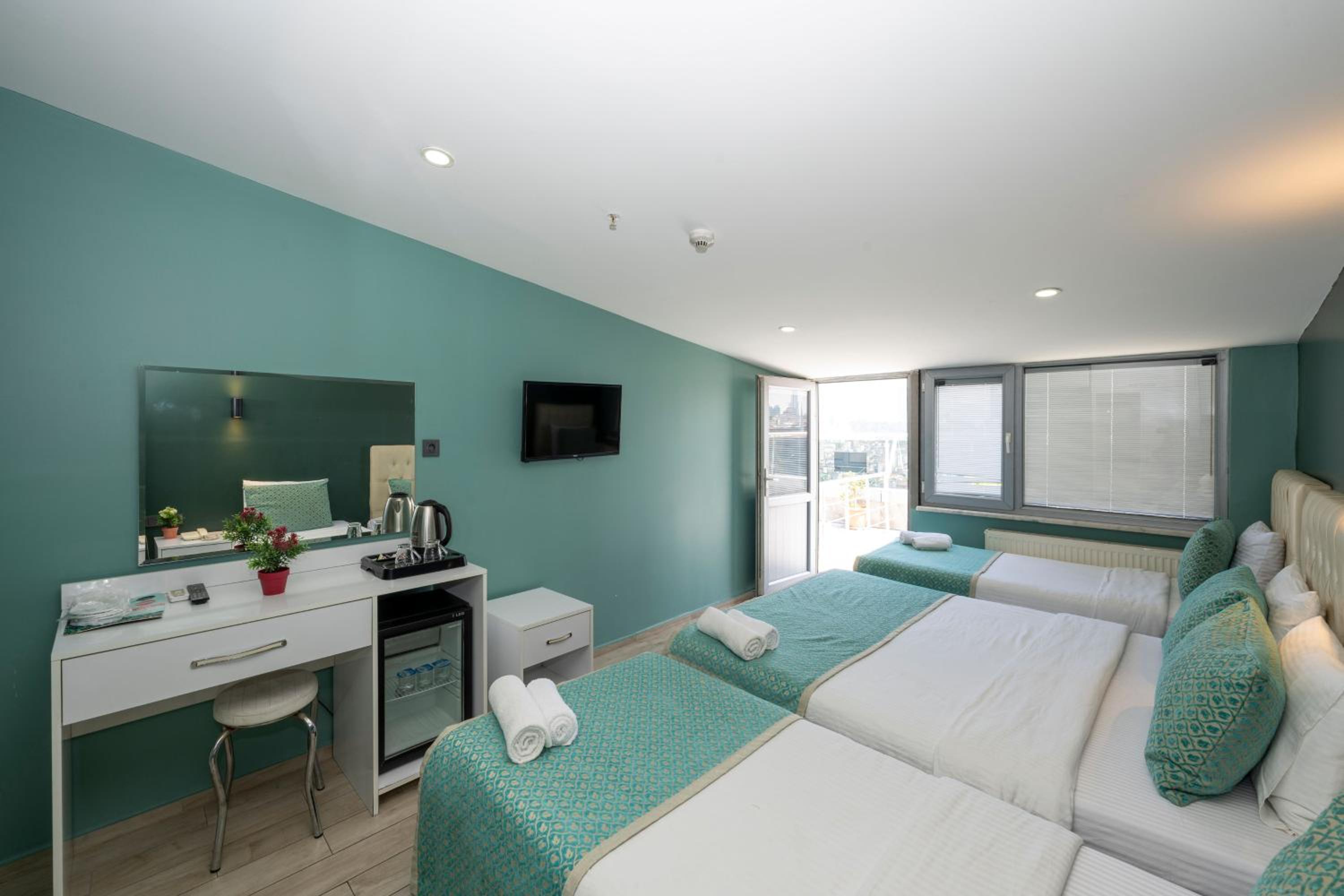 Triple Room with Terrace photo 2