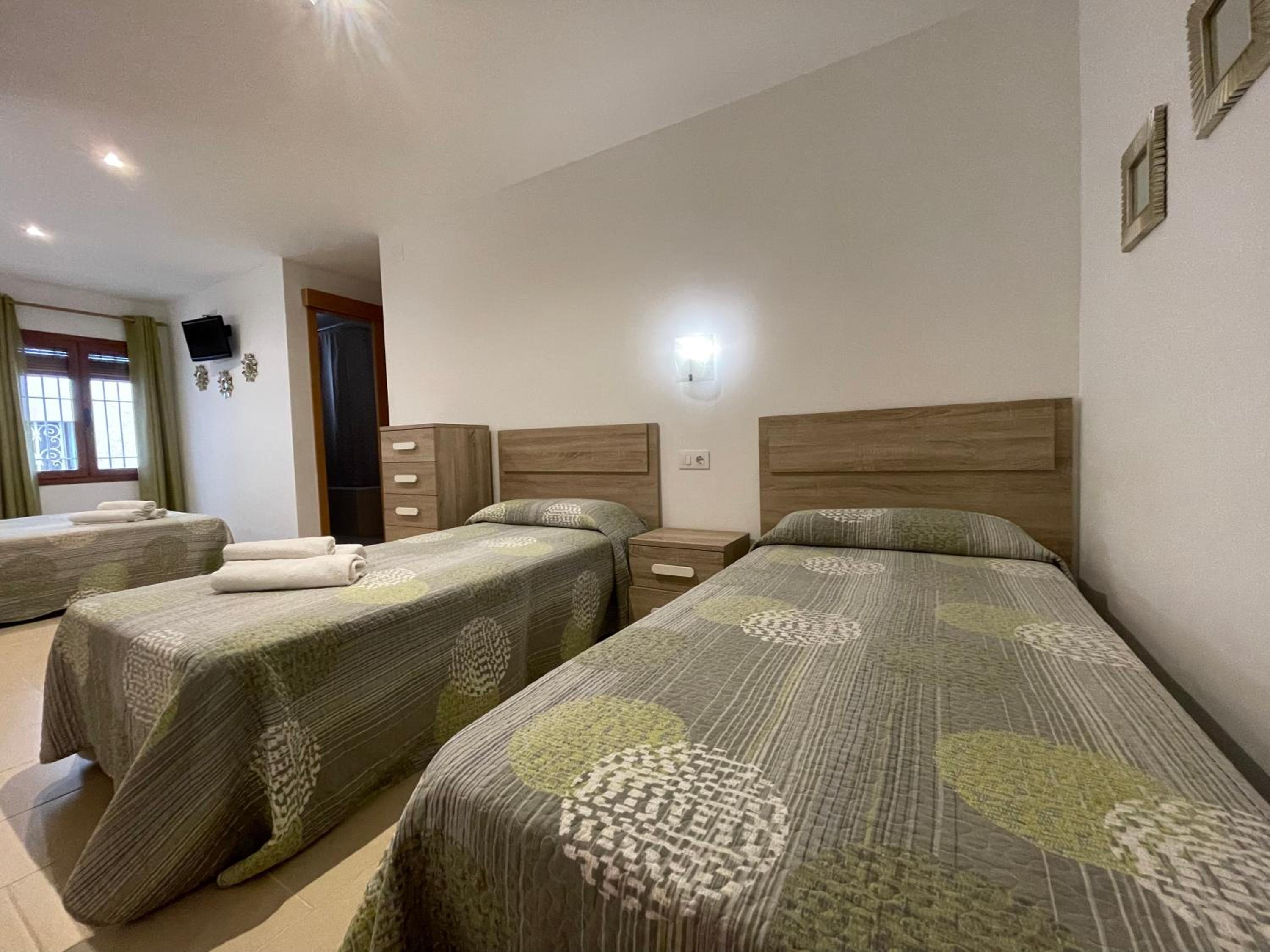Quadruple Room with Bath - Photo 2