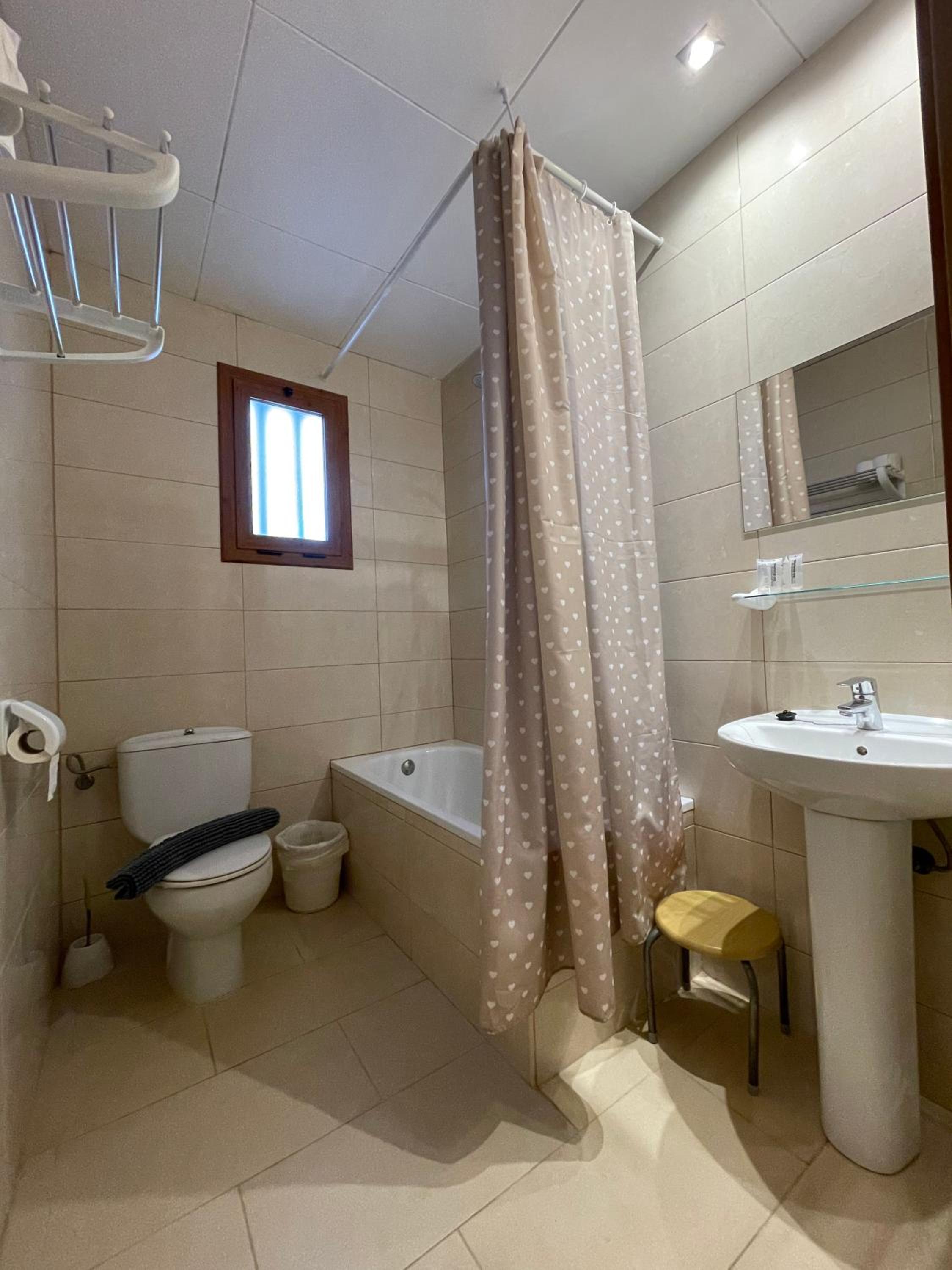 Quadruple Room with Bath - Photo 5