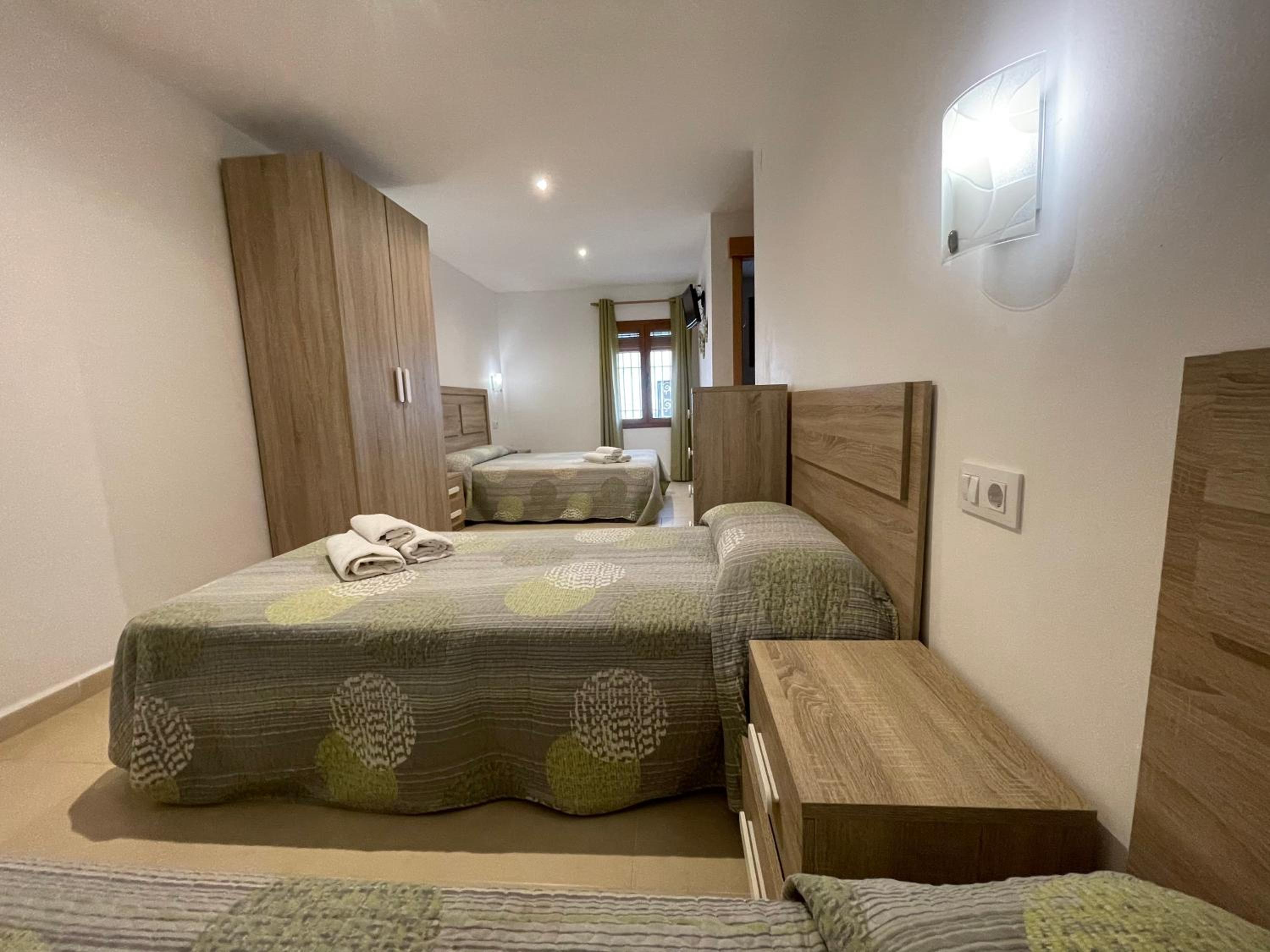 Quadruple Room with Bath - Photo 4