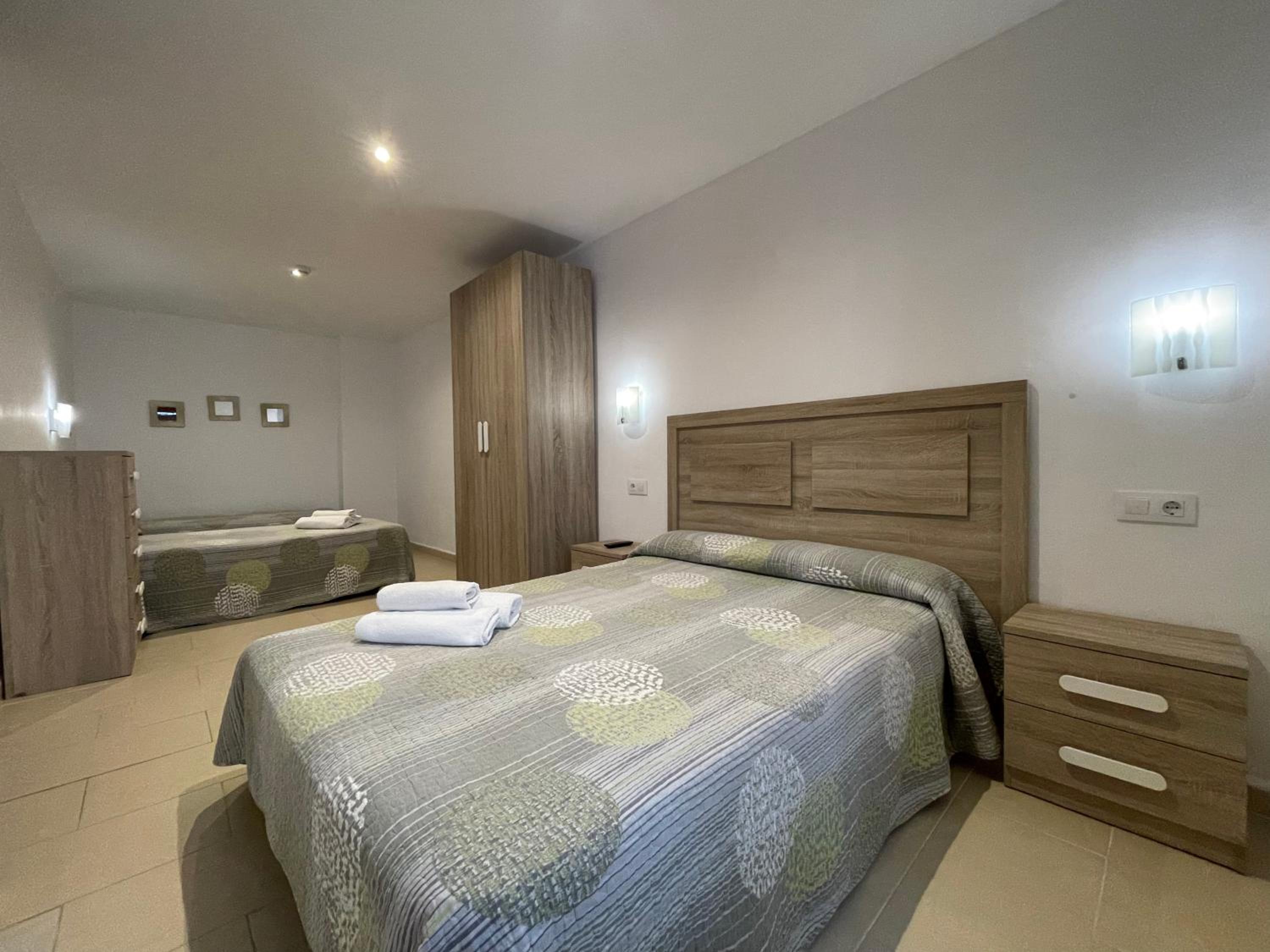 Quadruple Room with Bath - Photo 3