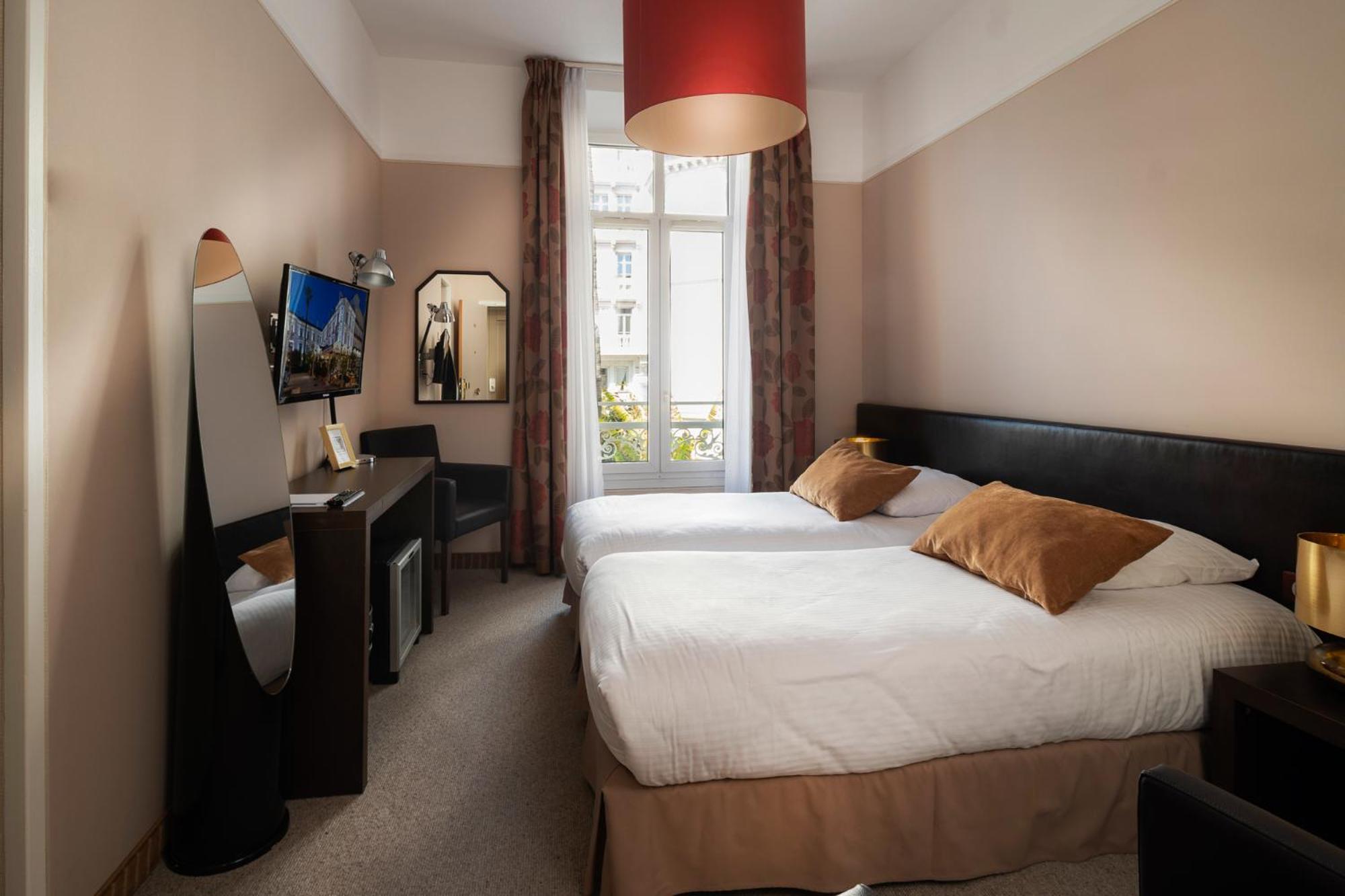 Double or Twin Room - Sea side view - Photo 1