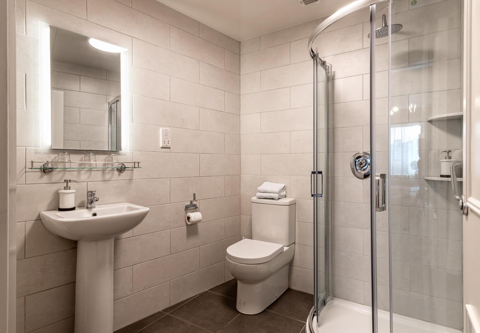 Deluxe Triple Room - Photo 9