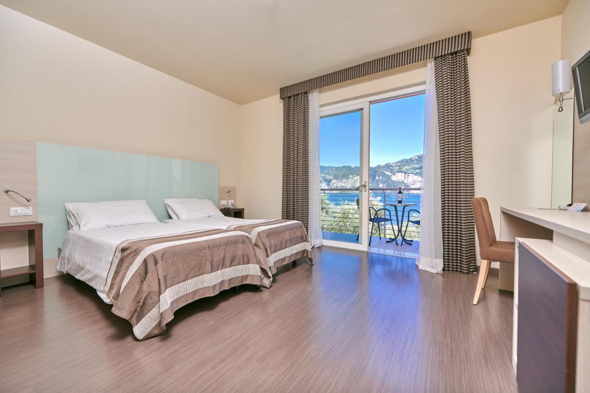 Superior Double or Twin Room with Lake View photo 3