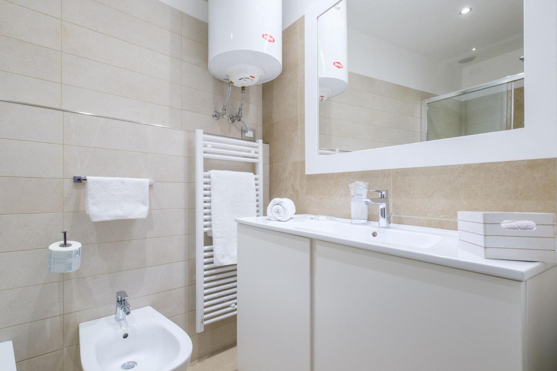 Suite with Balcony - Photo 17