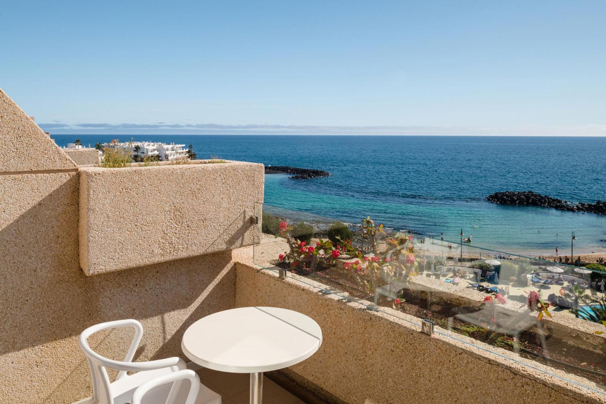 Superior Double Room with Sea View (2 Adults) thumbnail 5