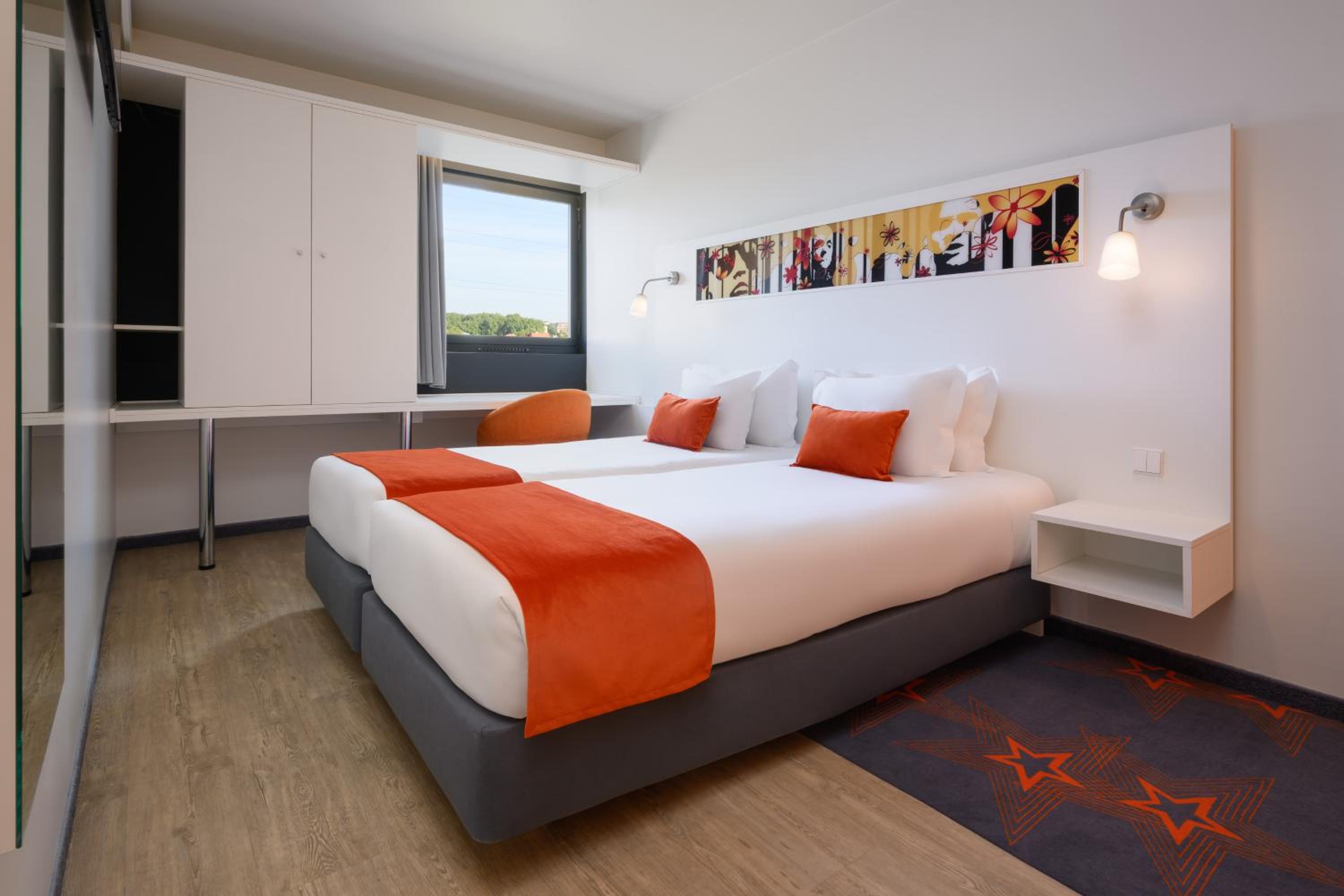 Twin Room - Photo 2