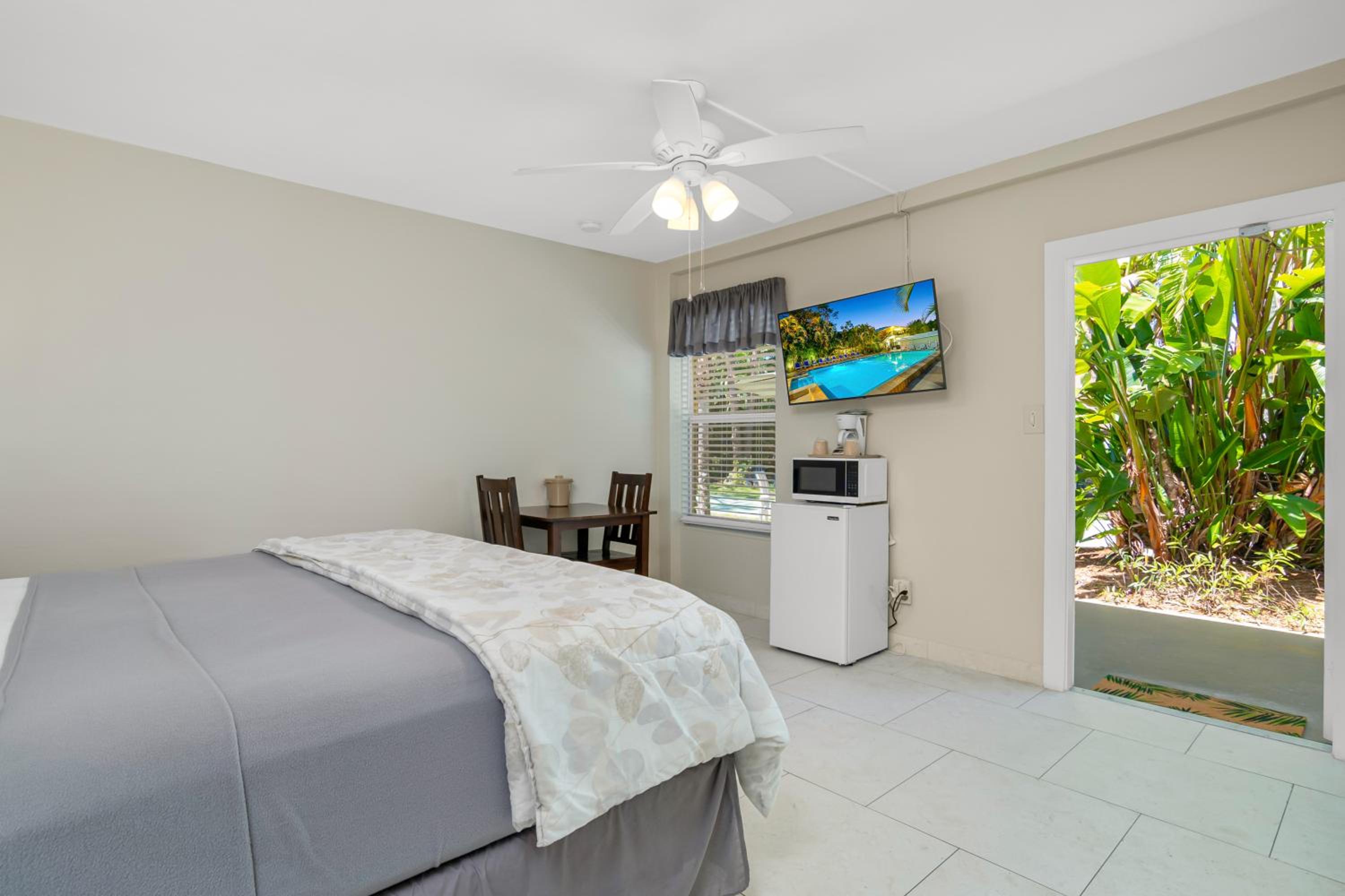 King Room - Poolside - Photo 3