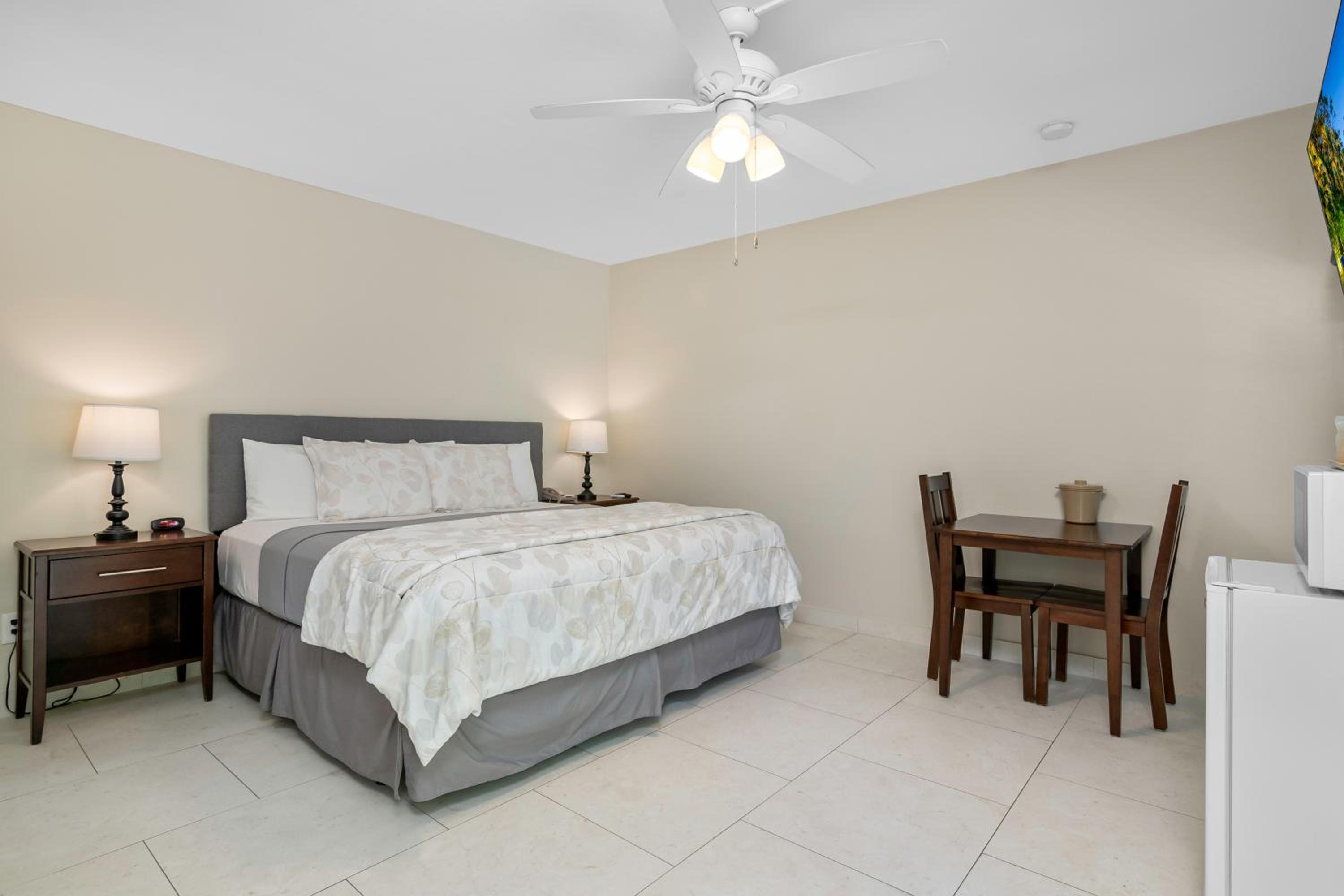 King Room - Poolside - Photo 1