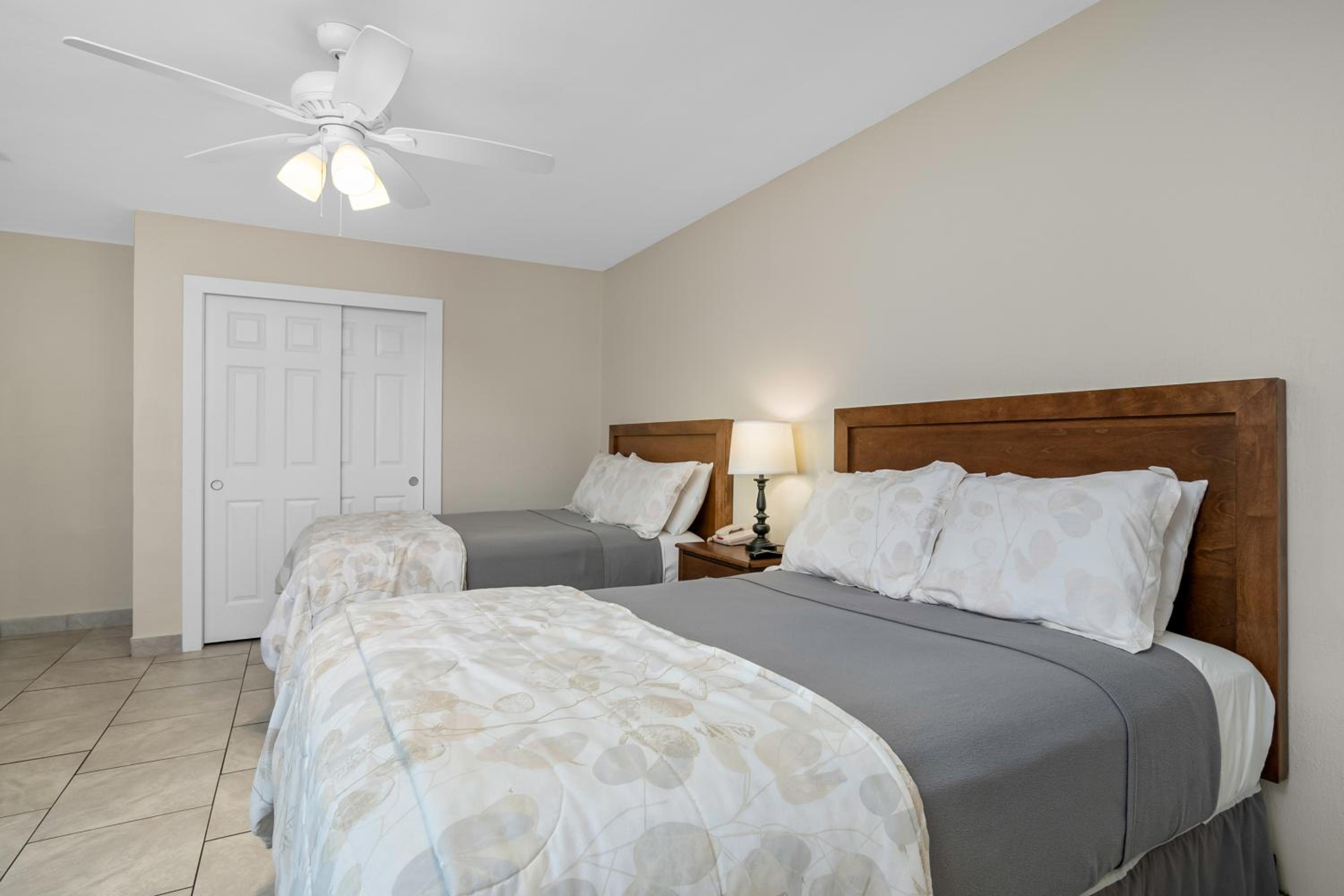 Two Double Beds Room - Photo 4