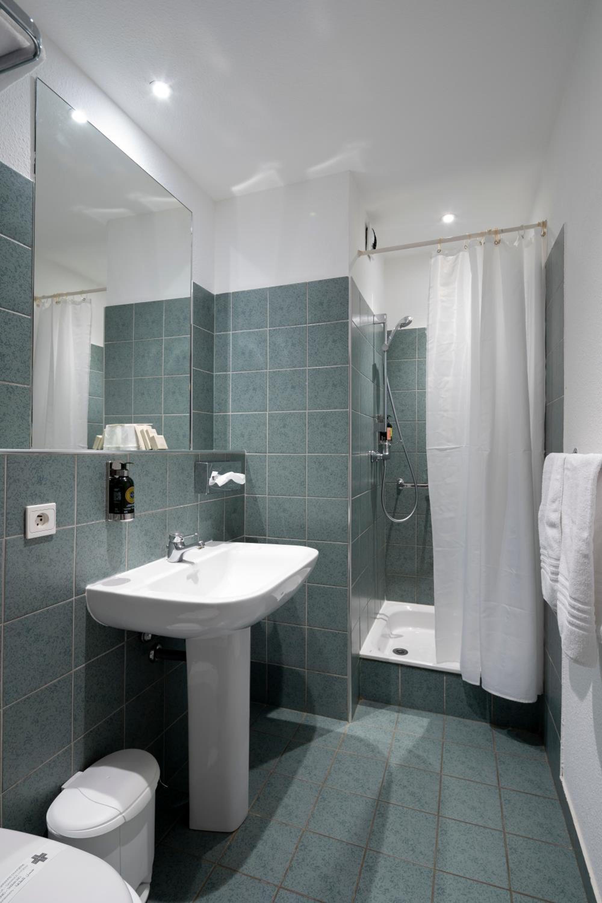 Double Room - City Side - Photo 3