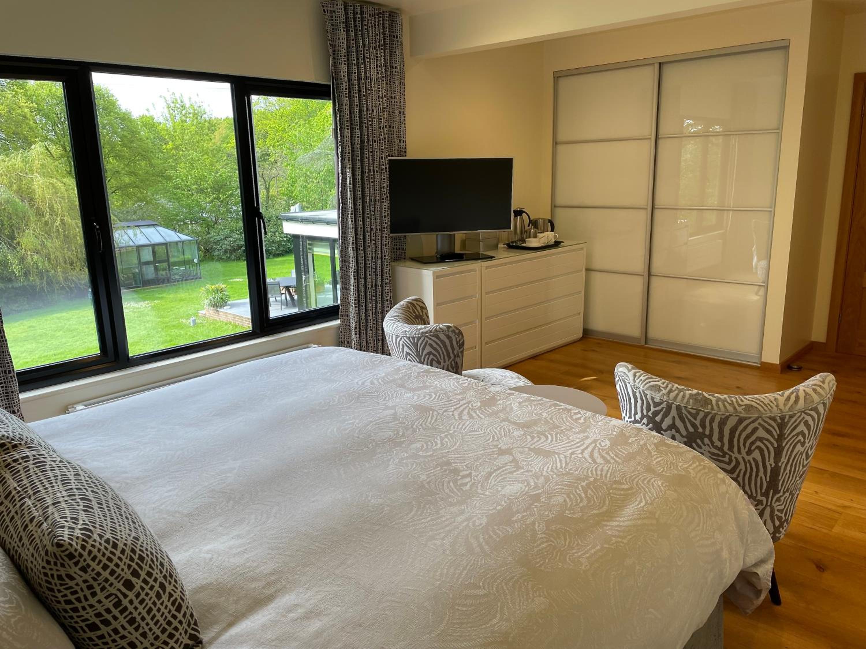 Super King Size Room with Garden View photo 2