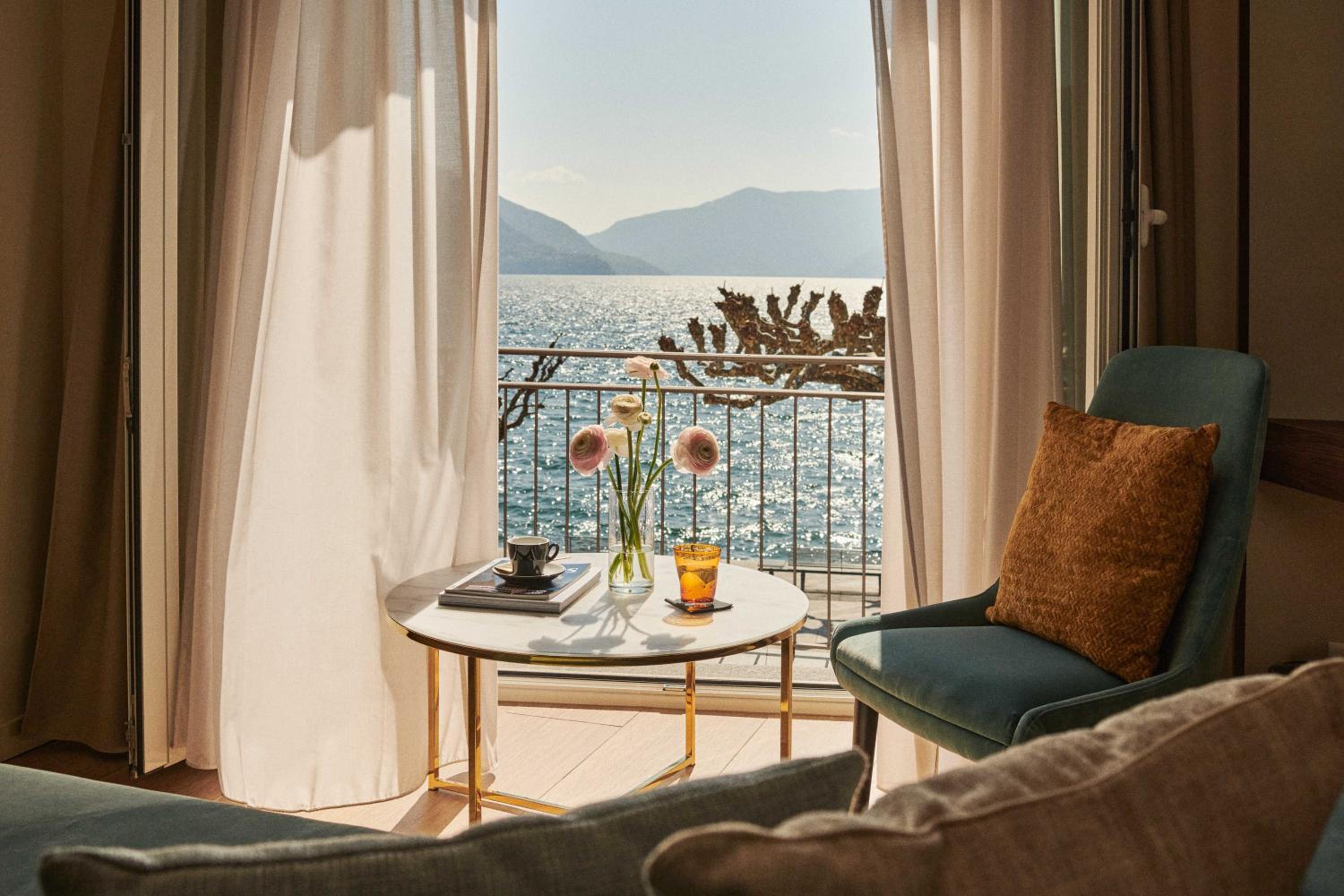 Suite with Lake View and Balcony - Photo 4
