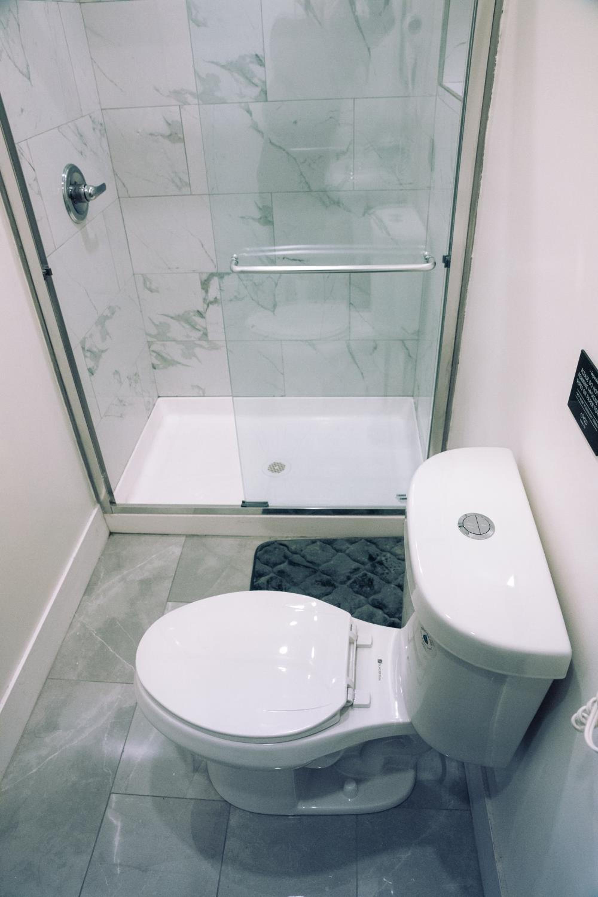 1 BED IN A 6 BED MALE LUXURY POD PVT SHOWER photo 3