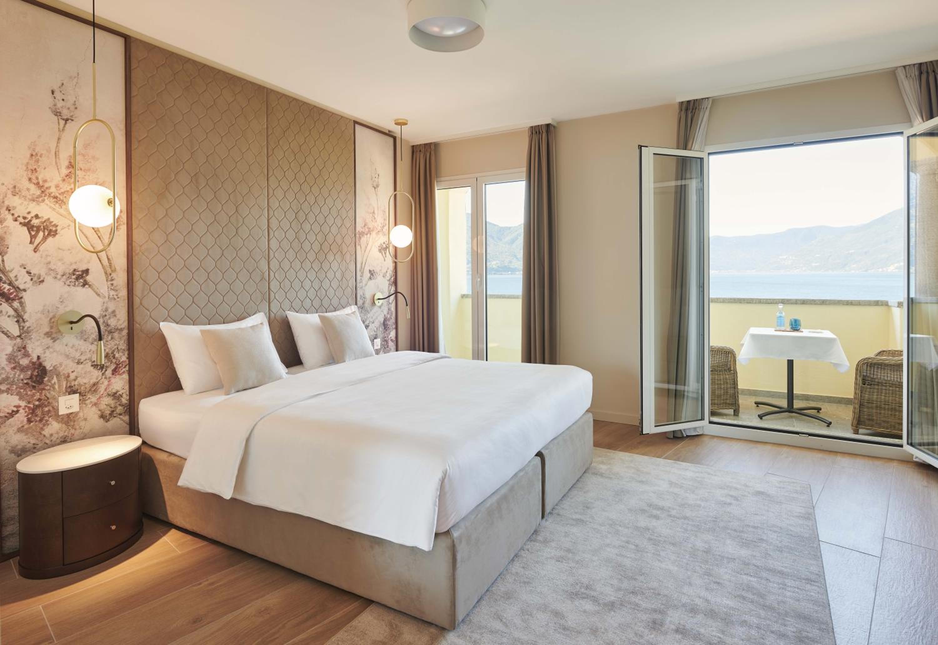 Suite with Lake View and Balcony - Photo 1