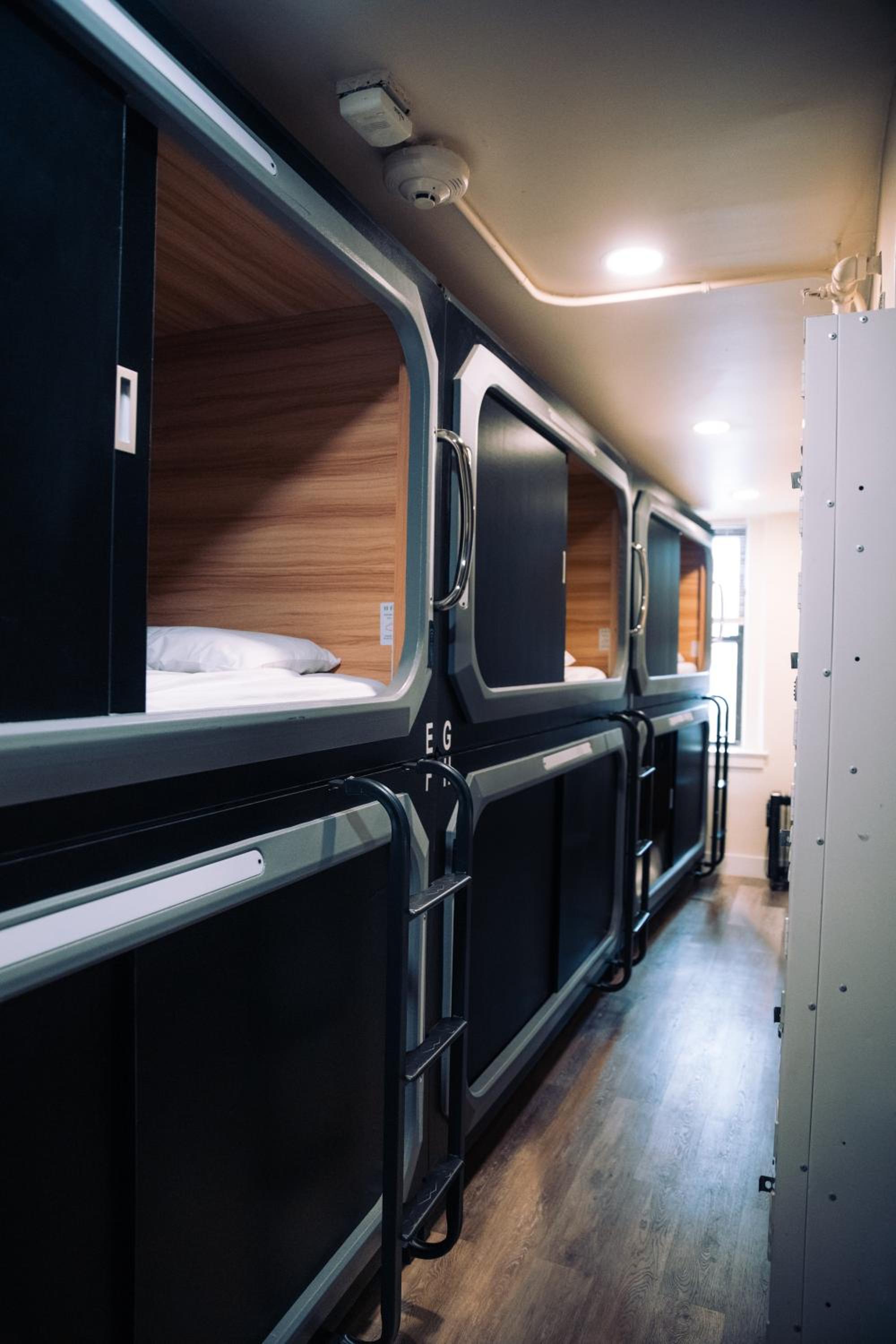Single Bed in 10-Bed Dormitory Room photo 2