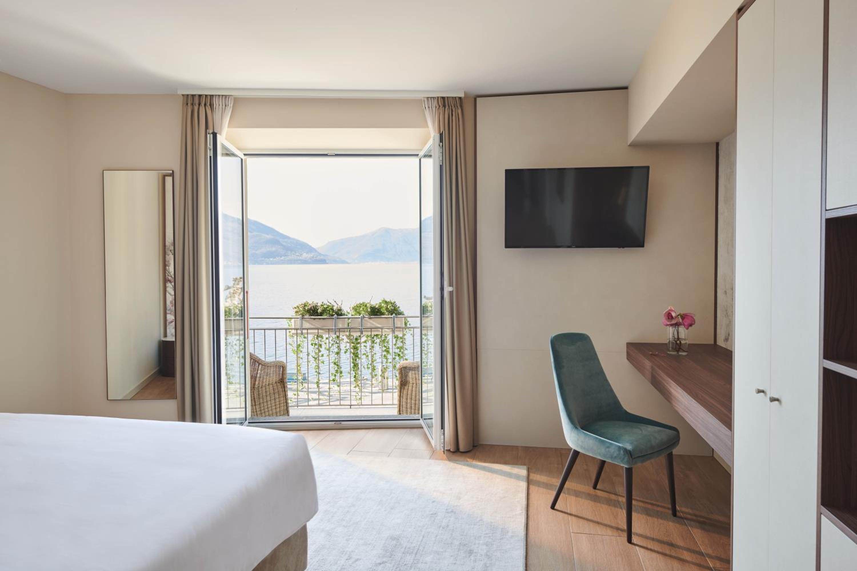 Suite with Lake View and Balcony - Photo 5