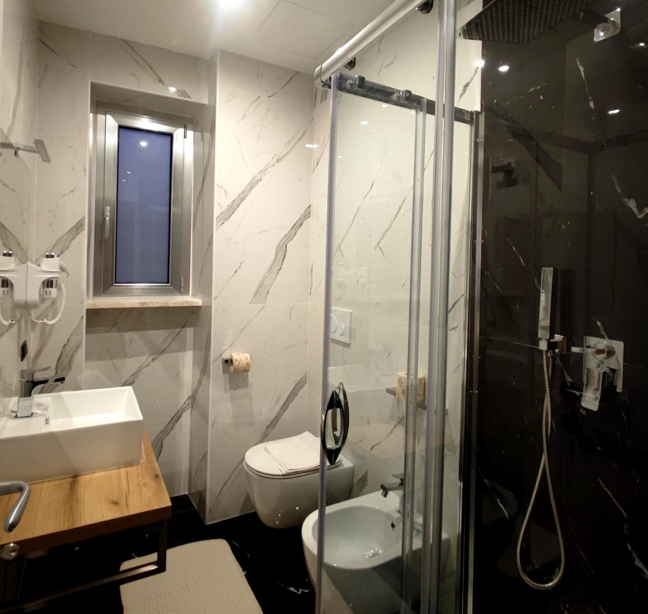 Deluxe Quadruple Room - Photo 10