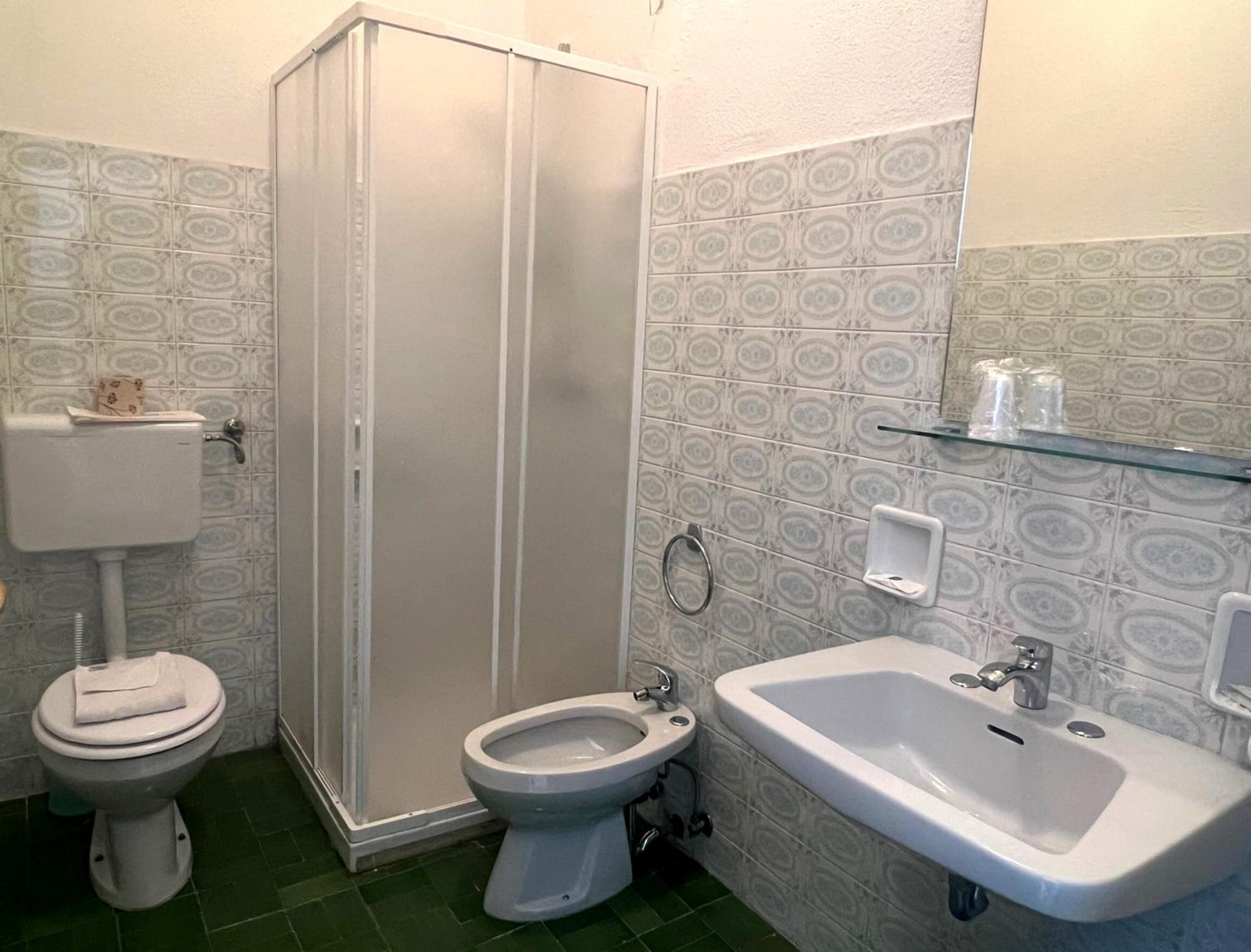 Standard Quadruple Room - Photo 11