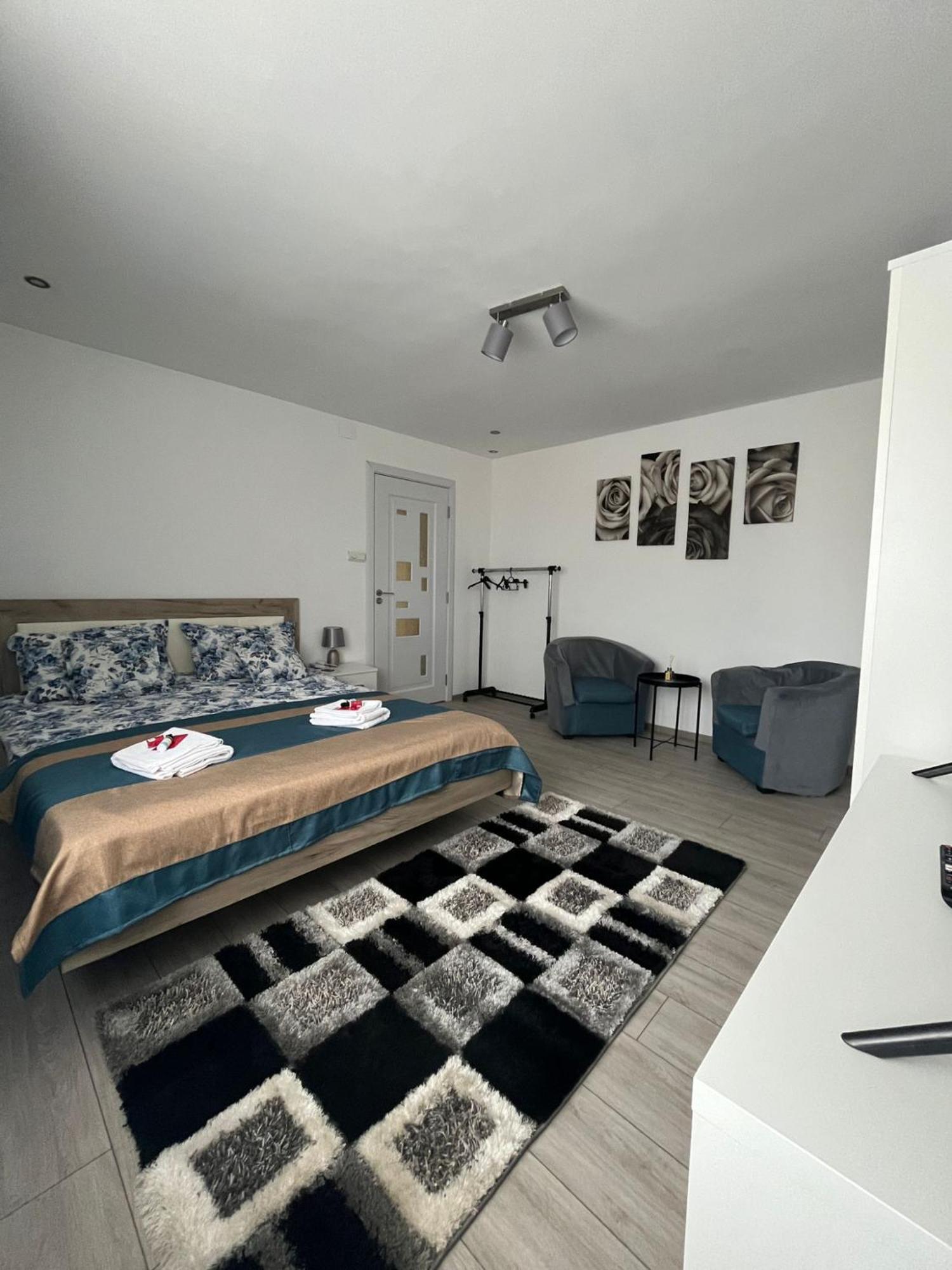 One-Bedroom Apartment photo 1