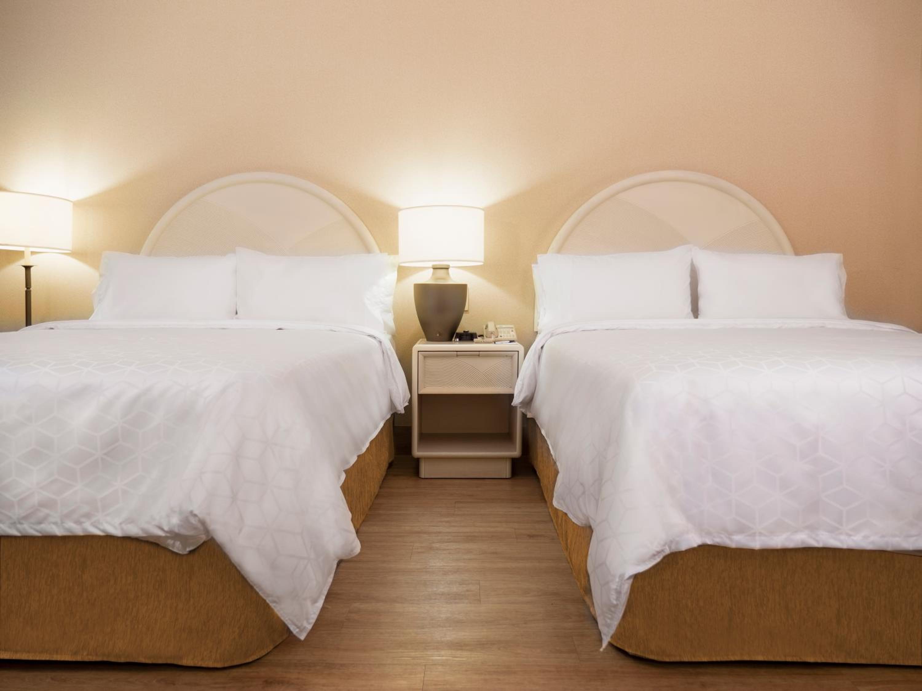 Standard Room with Two Queen Beds - Photo 2