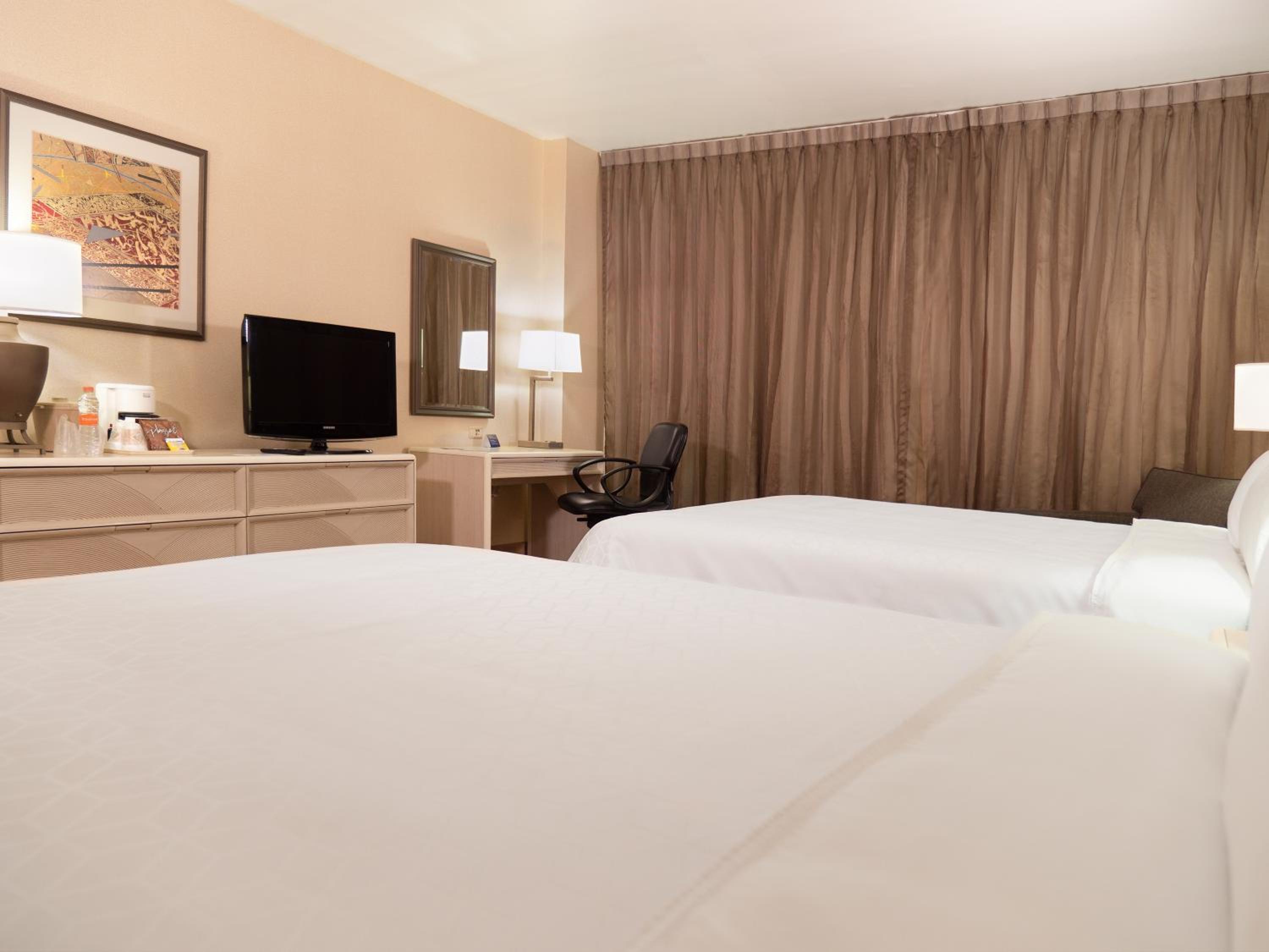 Standard Room with Two Queen Beds - Photo 4