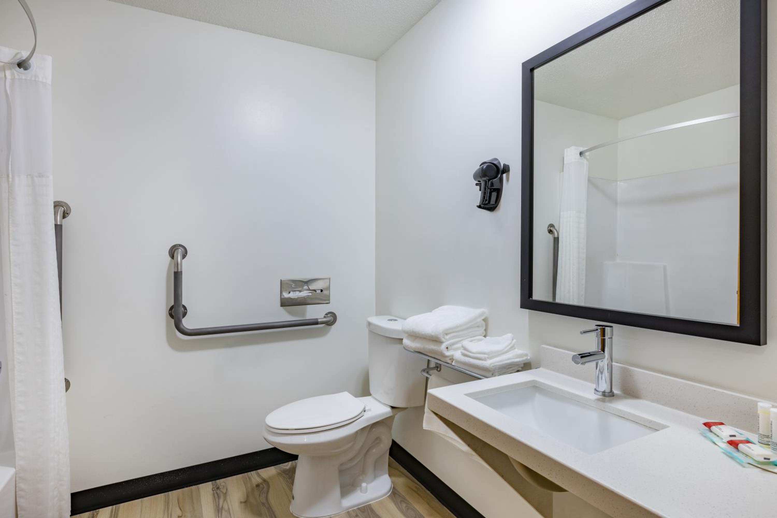 Queen Room - Disability Access - Non-Smoking - No Pets In This Room - Photo 4