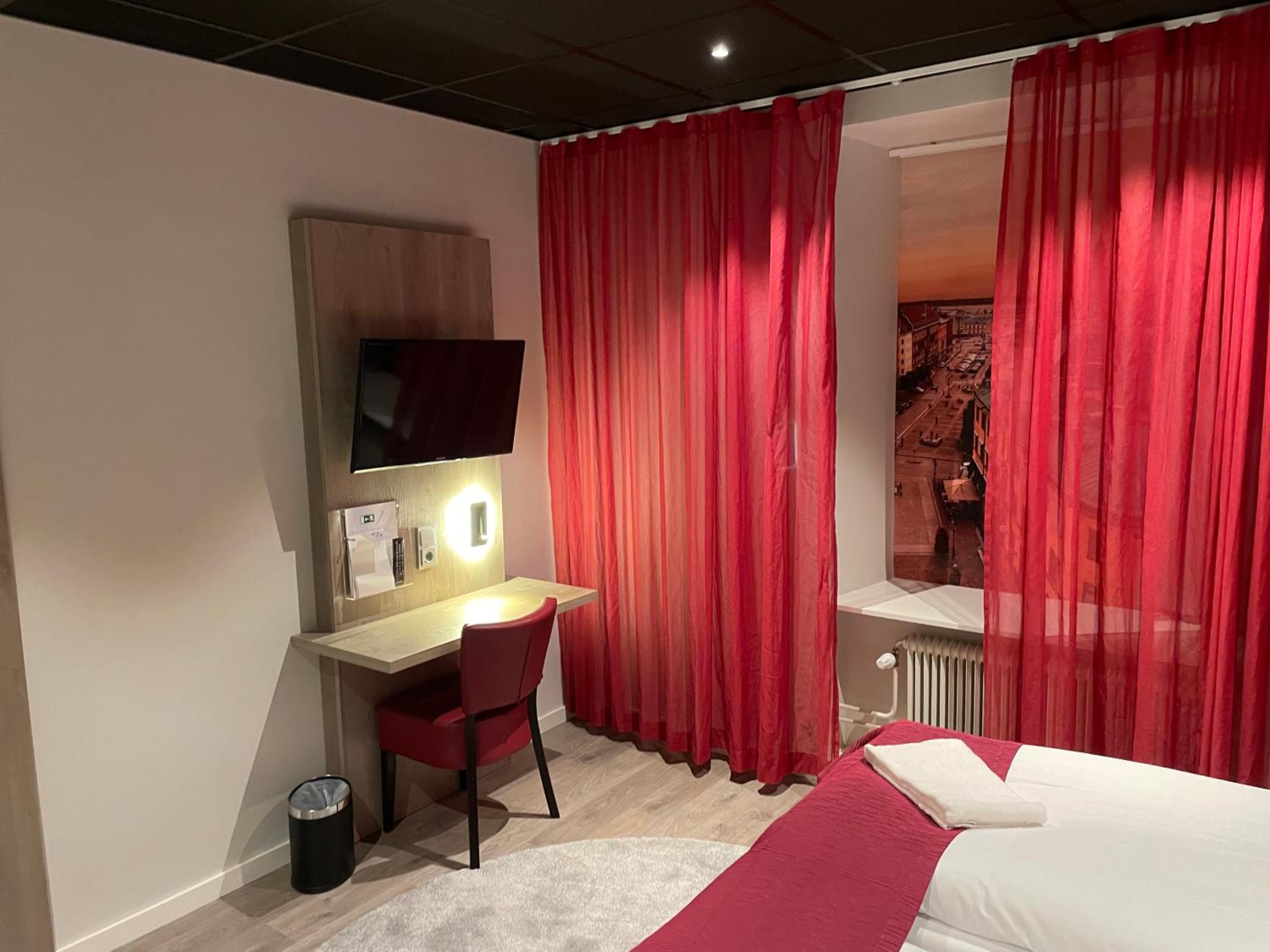 Budget Twin Room with Shared Bathroom (without Window) photo 1
